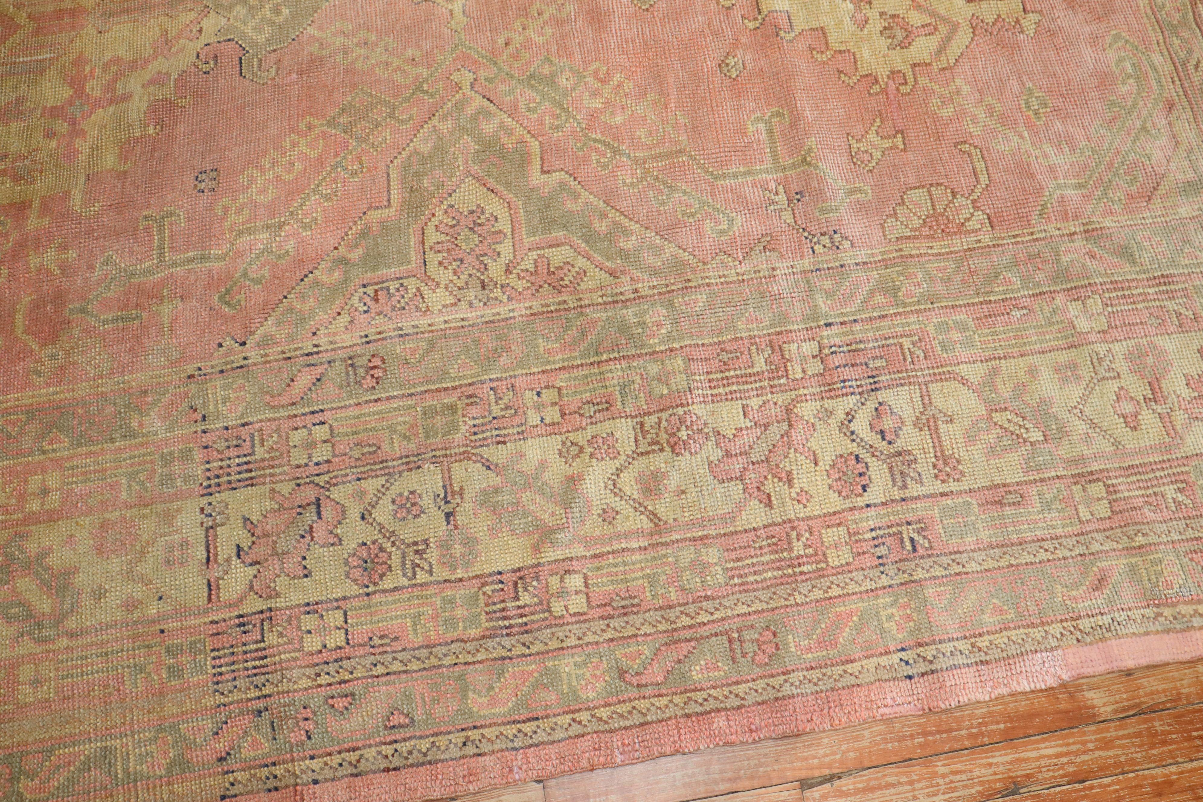 Ein übergroßer türkischer Oushak-Teppich aus dem frühen 20. Jahrhundert mit einem Allover-Muster auf rosa Grund

Maße: 12'2'' x 17'6''.