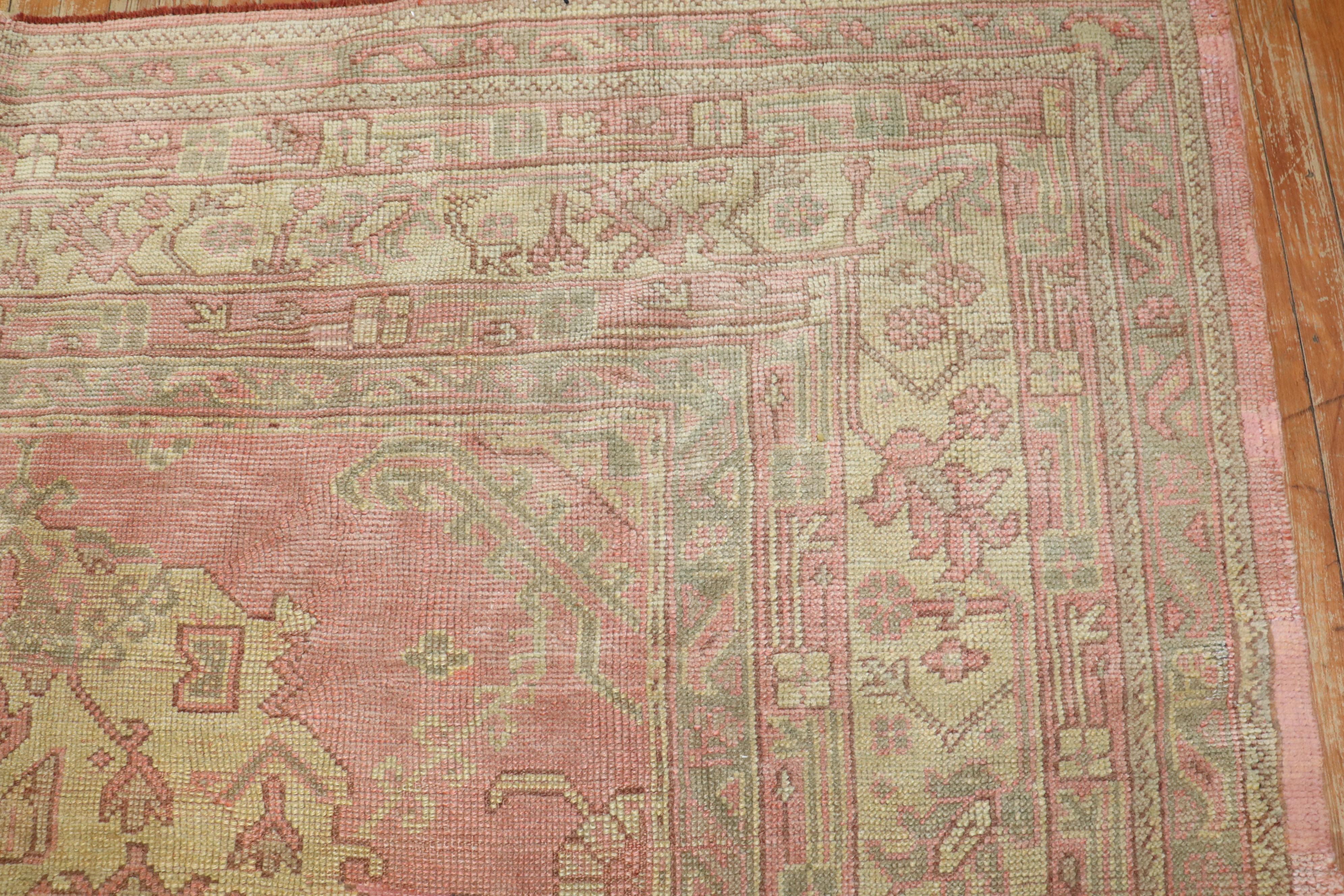 Tapis d'Oushak turc rose de la collection Zabihi en vente 1