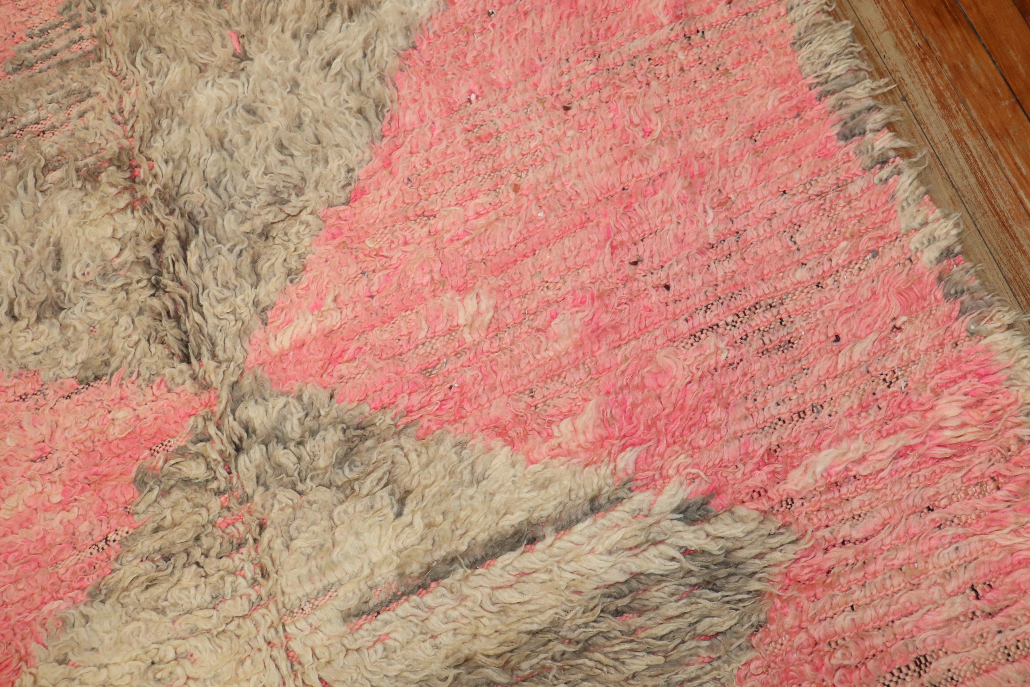 Marokkanischer abstrakter Vintage-Teppich der Zabihi Kollektion in Rosa im Angebot 3