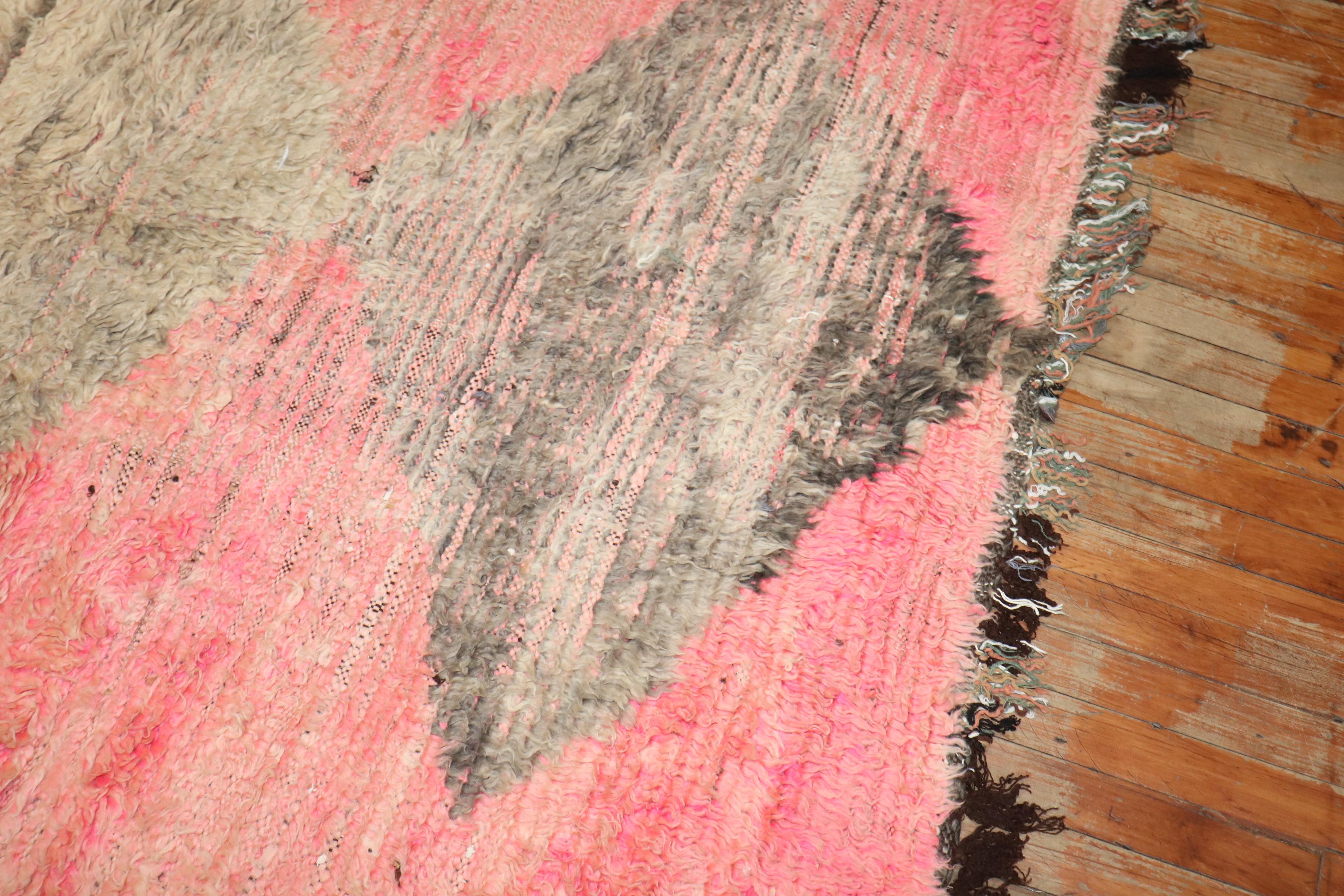 Marokkanischer abstrakter Vintage-Teppich der Zabihi Kollektion in Rosa im Angebot 7