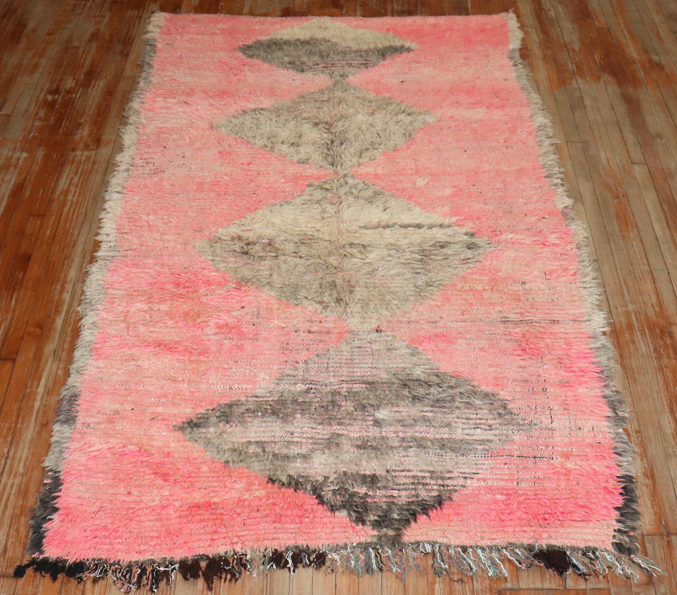 Marokkanischer abstrakter Vintage-Teppich der Zabihi Kollektion in Rosa (Moderne der Mitte des Jahrhunderts) im Angebot