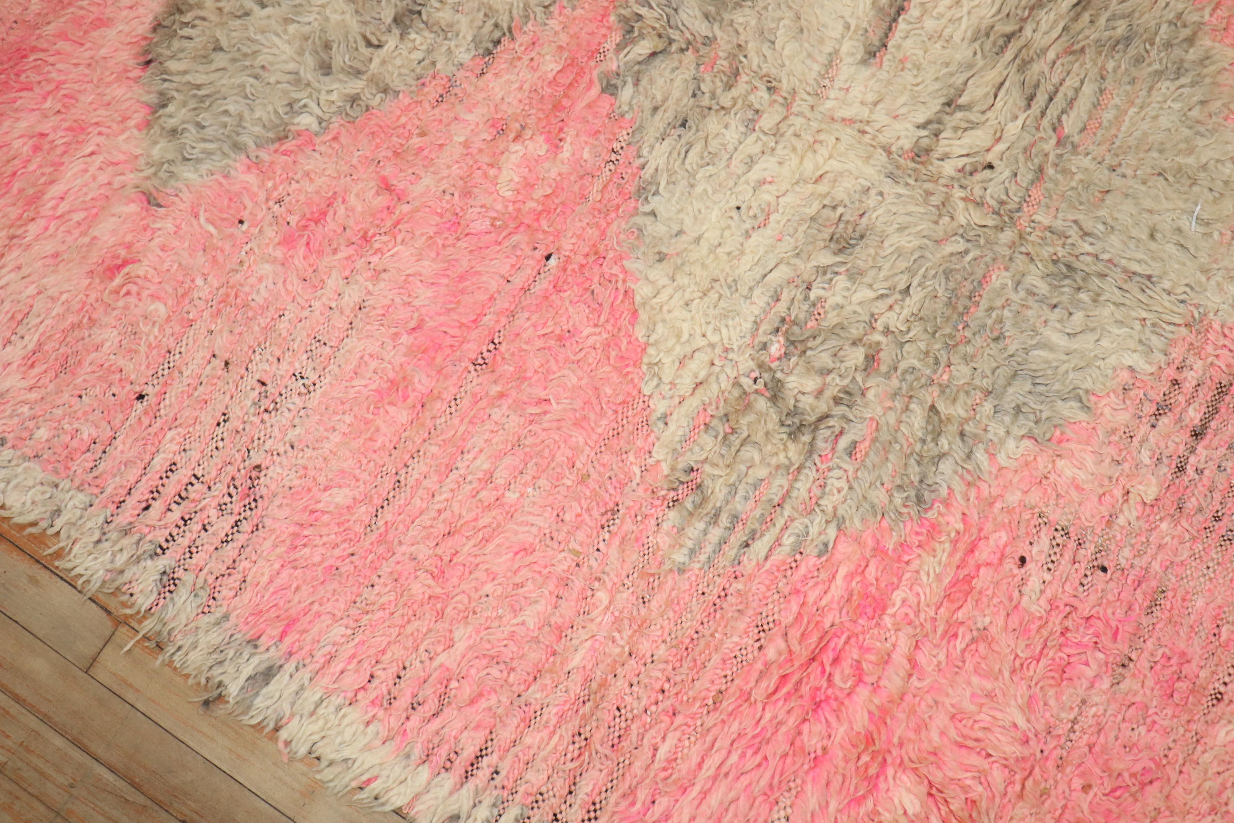 Marokkanischer abstrakter Vintage-Teppich der Zabihi Kollektion in Rosa (Wolle) im Angebot
