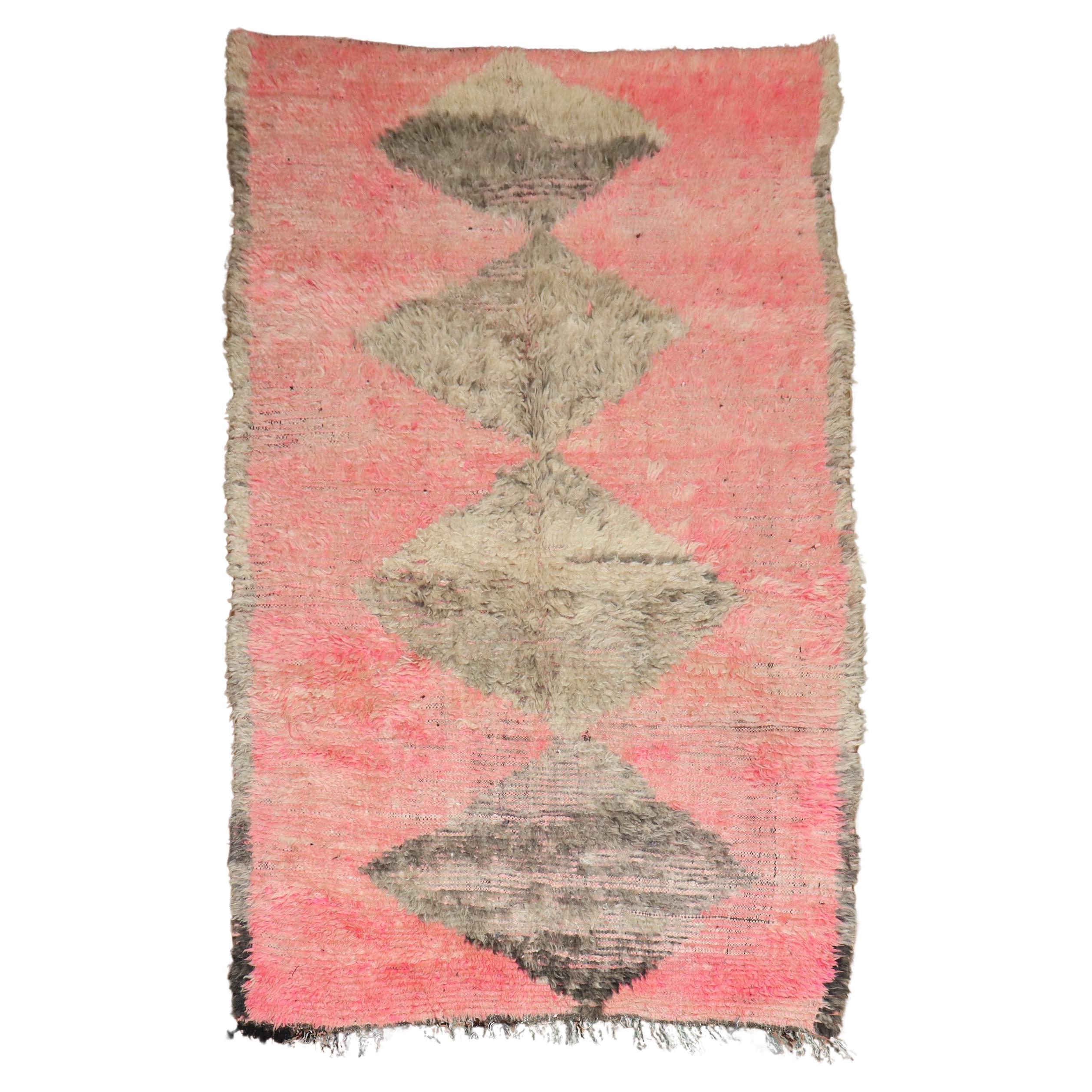 Marokkanischer abstrakter Vintage-Teppich der Zabihi Kollektion in Rosa im Angebot