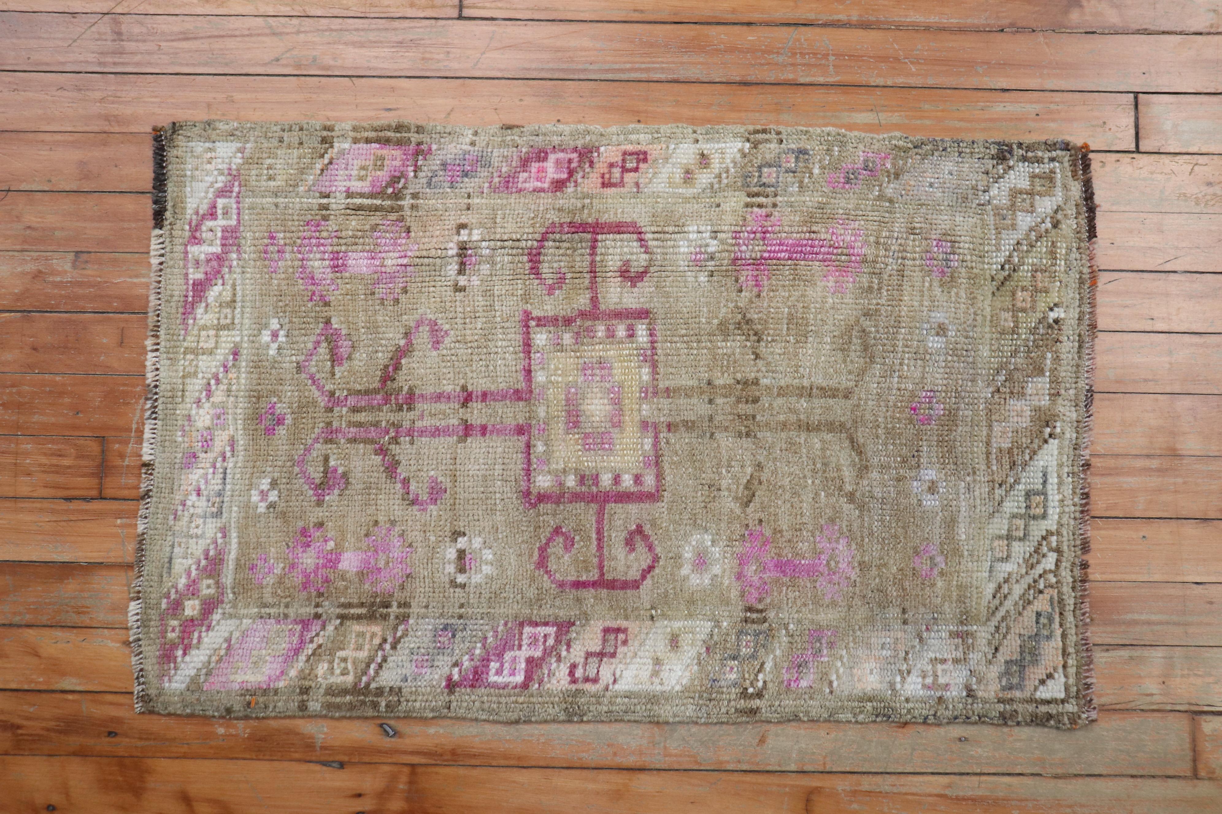 Zabihi Kollektion Pop of Pink Mat Größe Türkischer Teppich im Zustand „Gut“ im Angebot in New York, NY