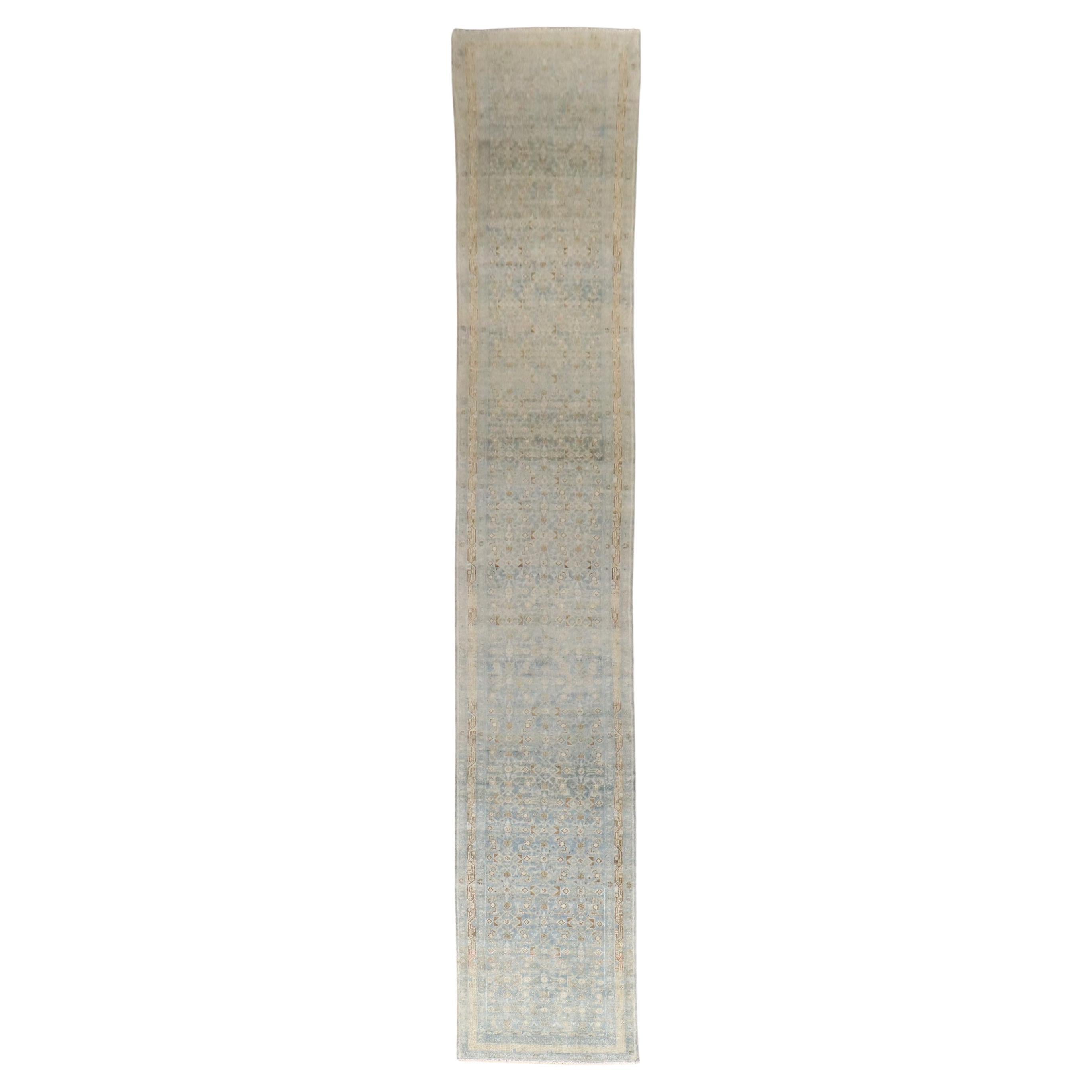 Tapis de couloir long persan ancien bleu poudre de la collection Zabihi