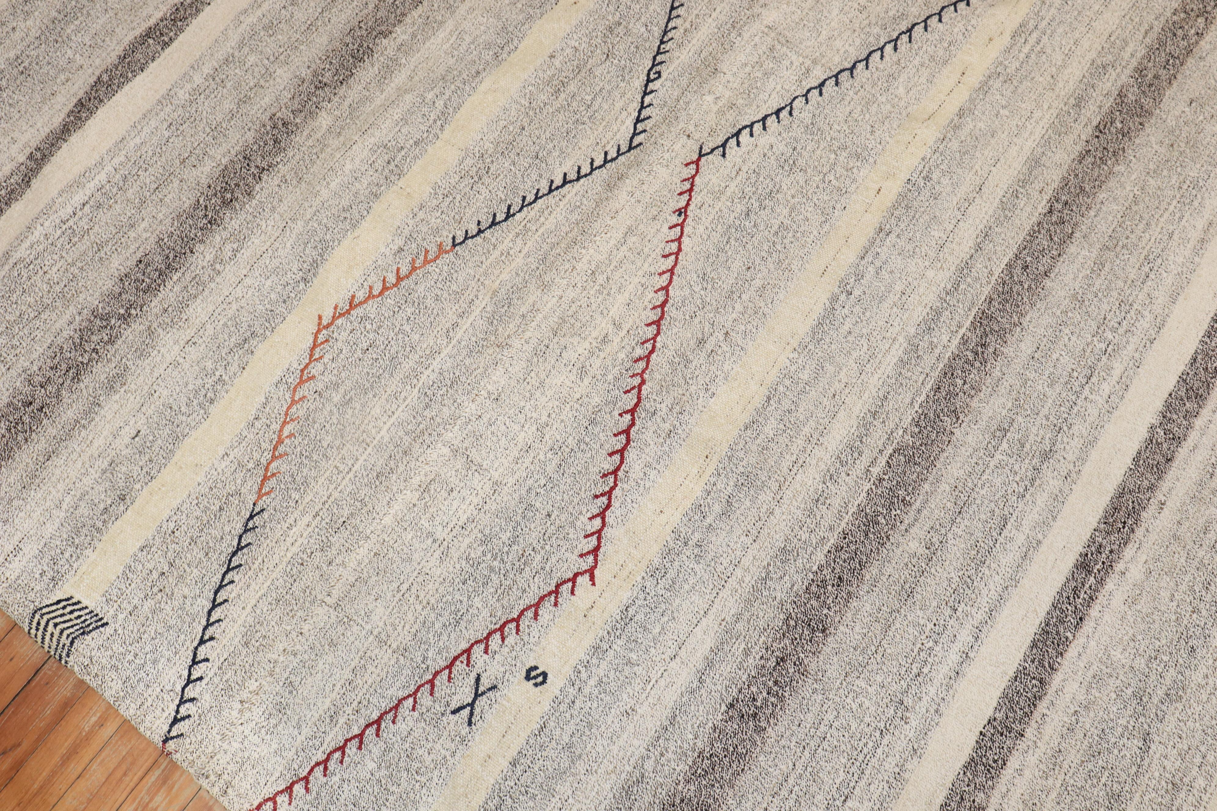 Annodato a mano Zabihi Collection Primitive Abstract Gray Vintage Kilim Turco in vendita