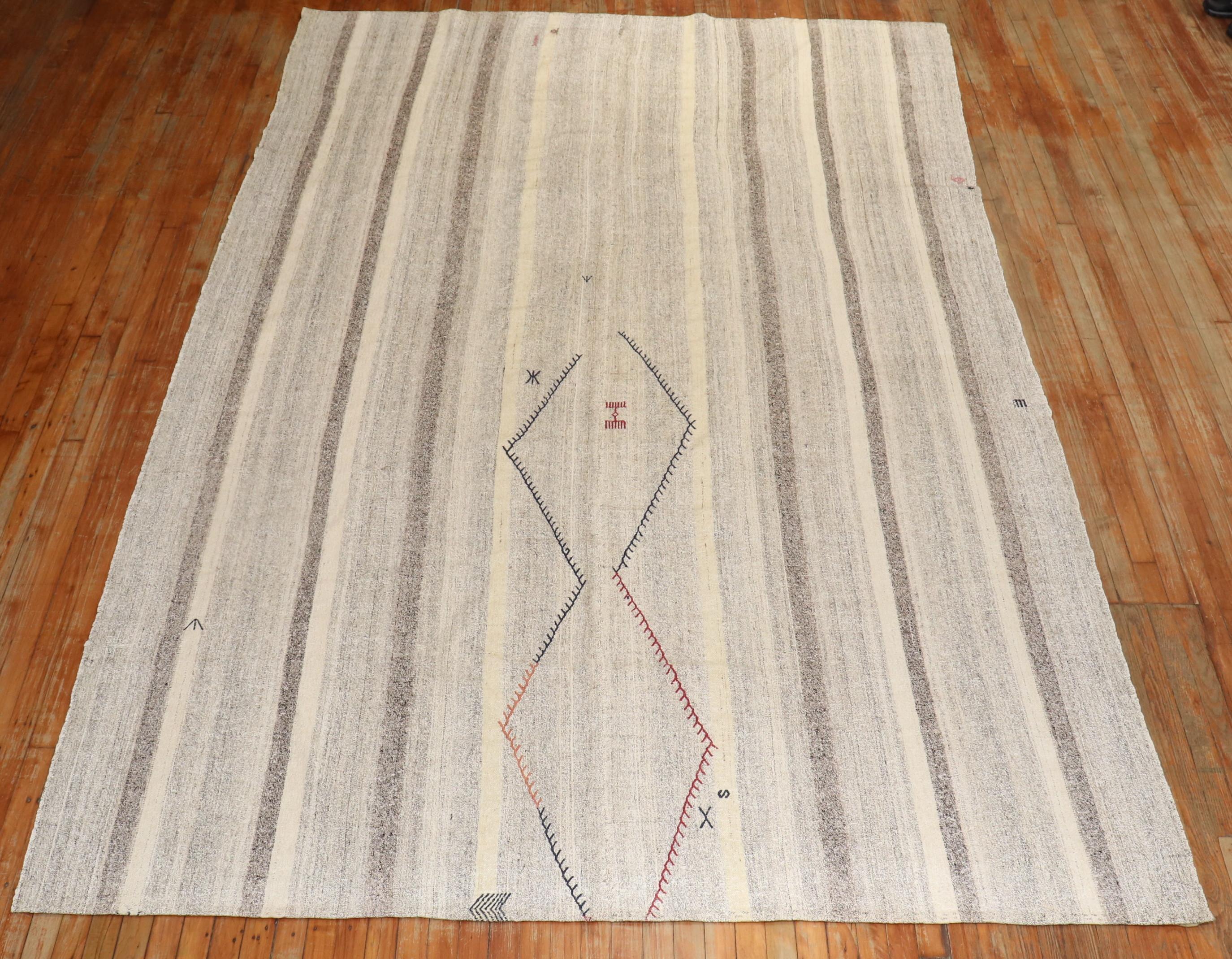 Zabihi Collection Primitive Abstract Gray Vintage Kilim Turco In condizioni buone in vendita a New York, NY