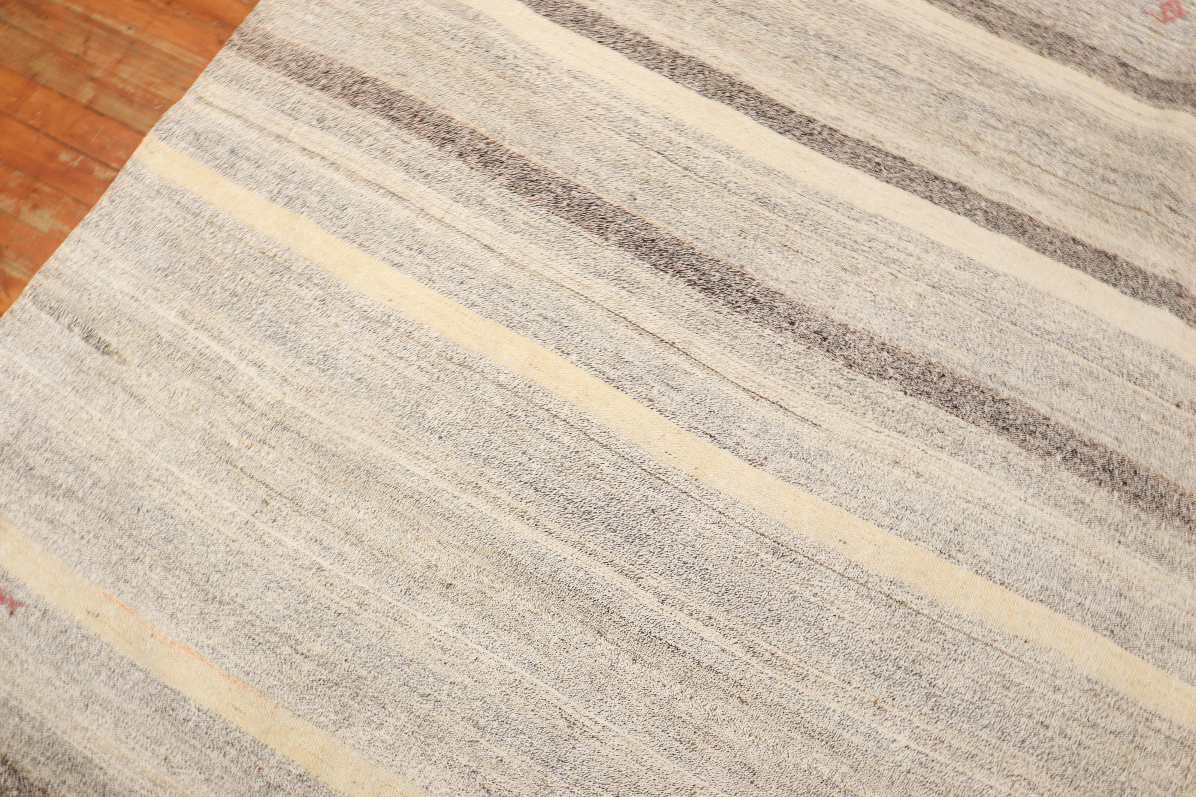XX secolo Zabihi Collection Primitive Abstract Gray Vintage Kilim Turco in vendita