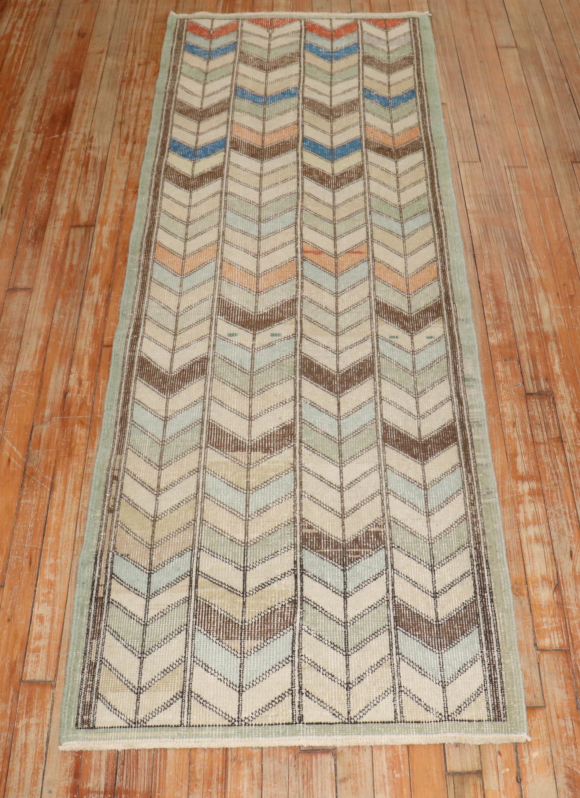 Zabihi Collection Primitive Vintage Türkische Deko Läufer (Moderne der Mitte des Jahrhunderts) im Angebot