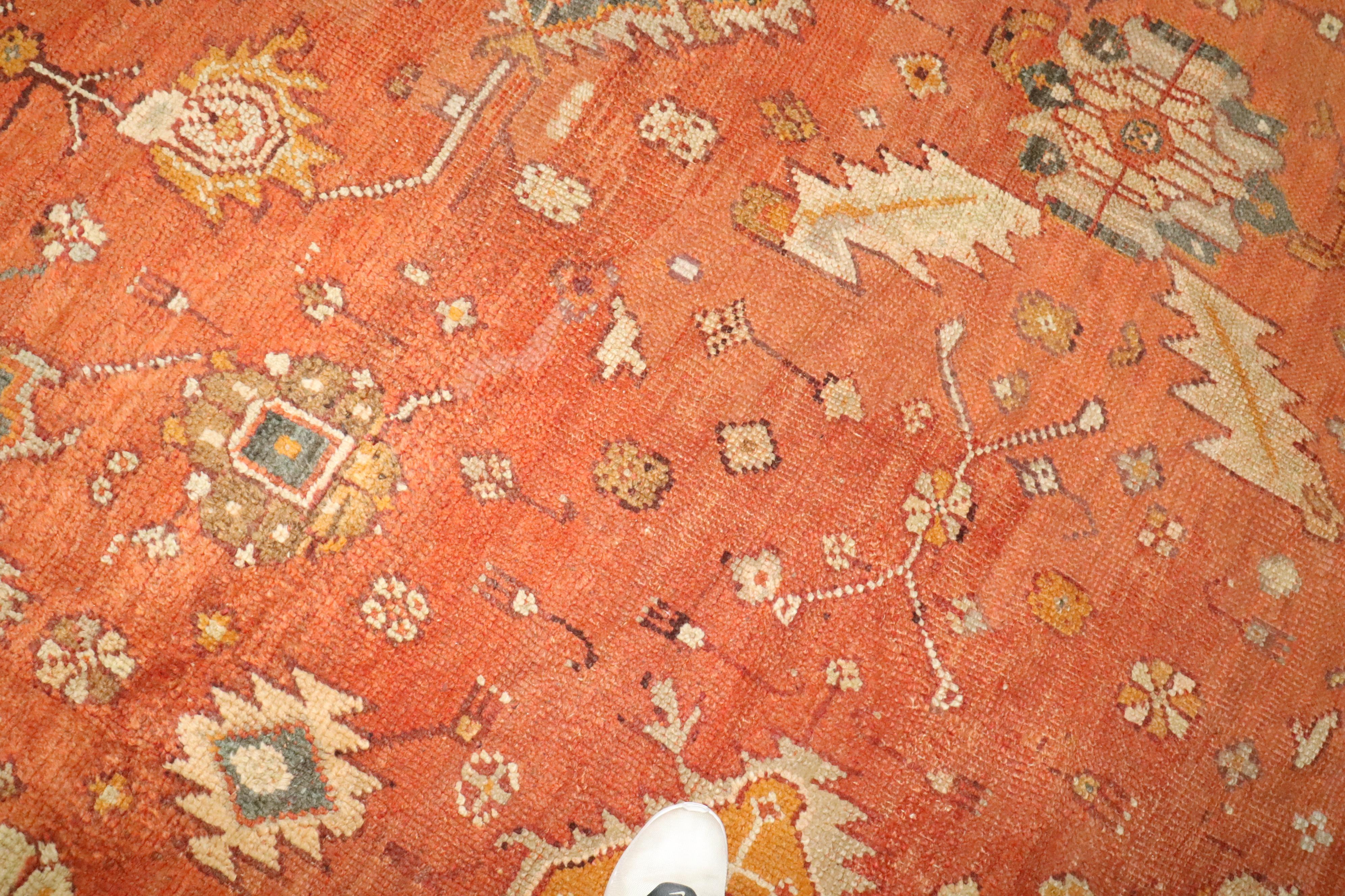 Zabihi Collection Kürbis Orange Großer antiker türkischer Oushak-Teppich im Angebot 1