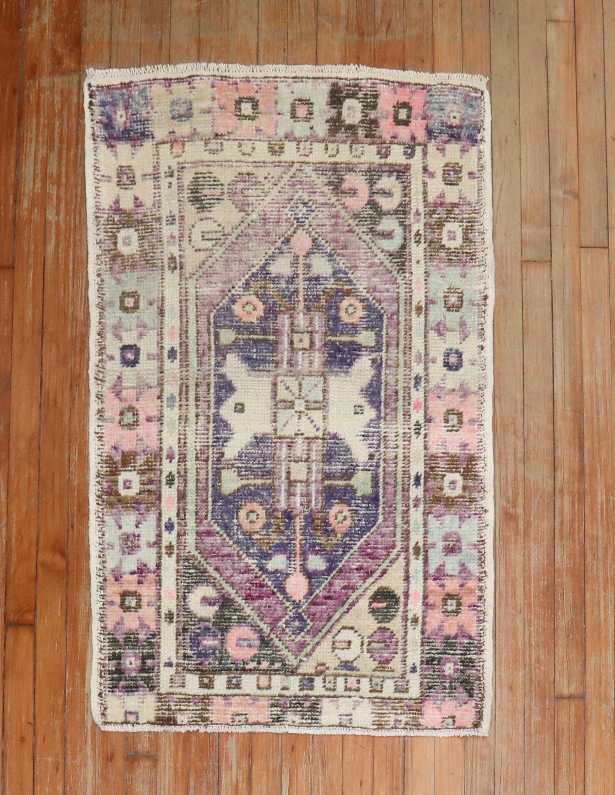 Scatter size mid 20th Century Turkish Anatolian Rug in purple

rug no.	r5754
size	2' 7