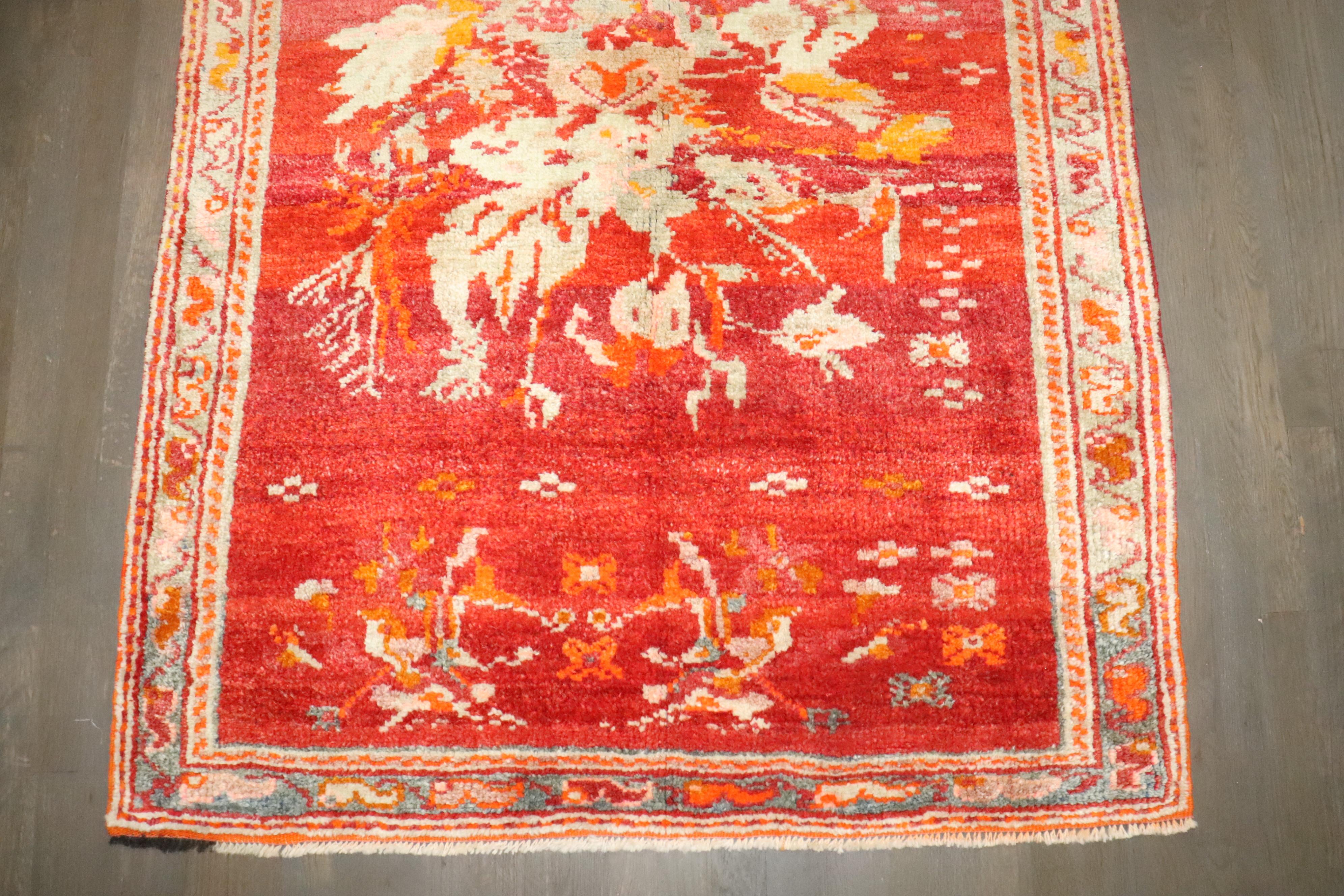 Un elegante tappeto turco Ghiordes a fiori del XX secolo

Misure: 3'10