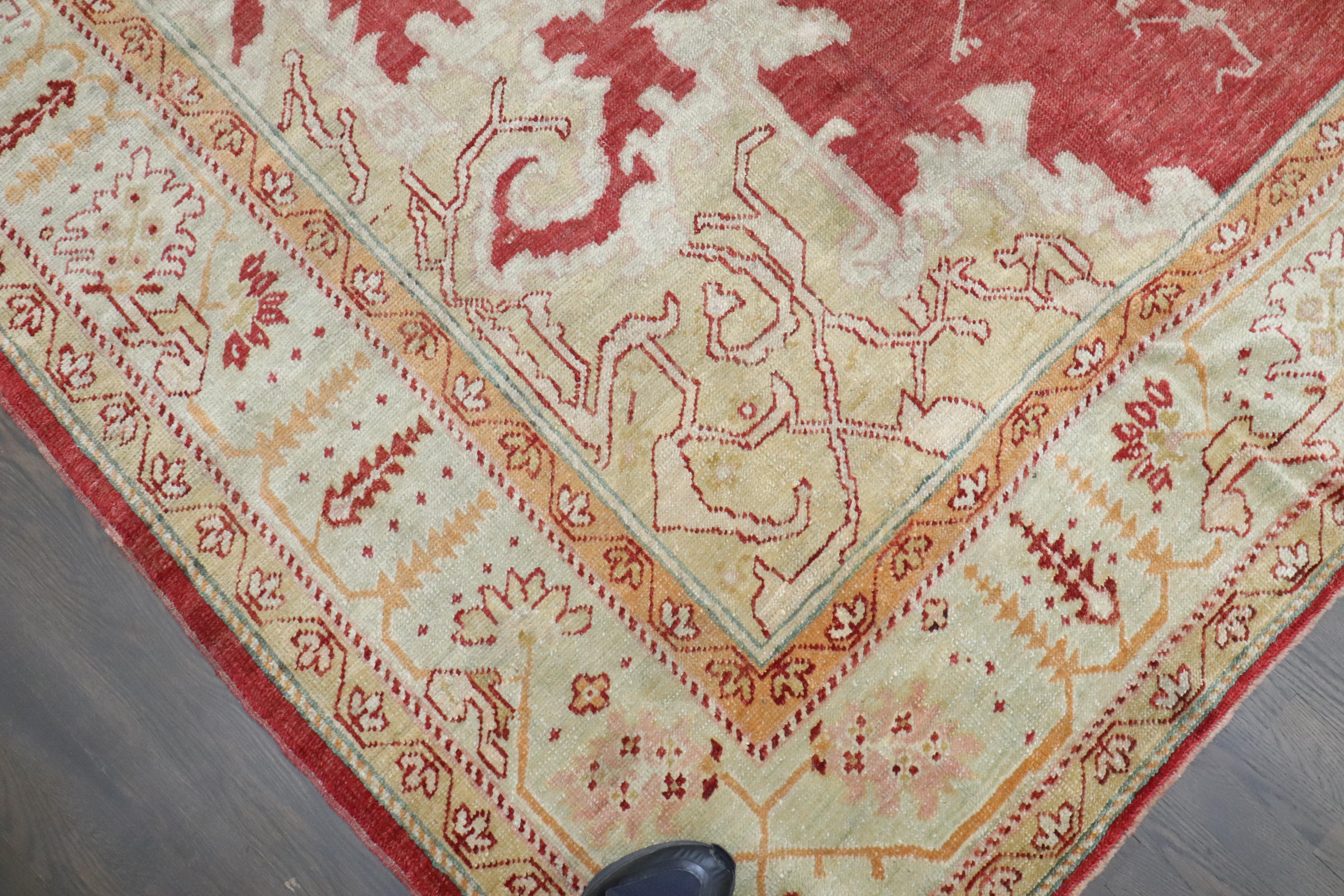 Squisito tappeto turco Oushak dell'inizio del XX secolo con sfondo rosso e medaglione centrale e bordo in avorio e oro.

9'6'' x 11'11''

Fin dall'inizio dell'Impero Ottomano, Oushak è stato un importante centro di produzione di tappeti turchi. Dopo
