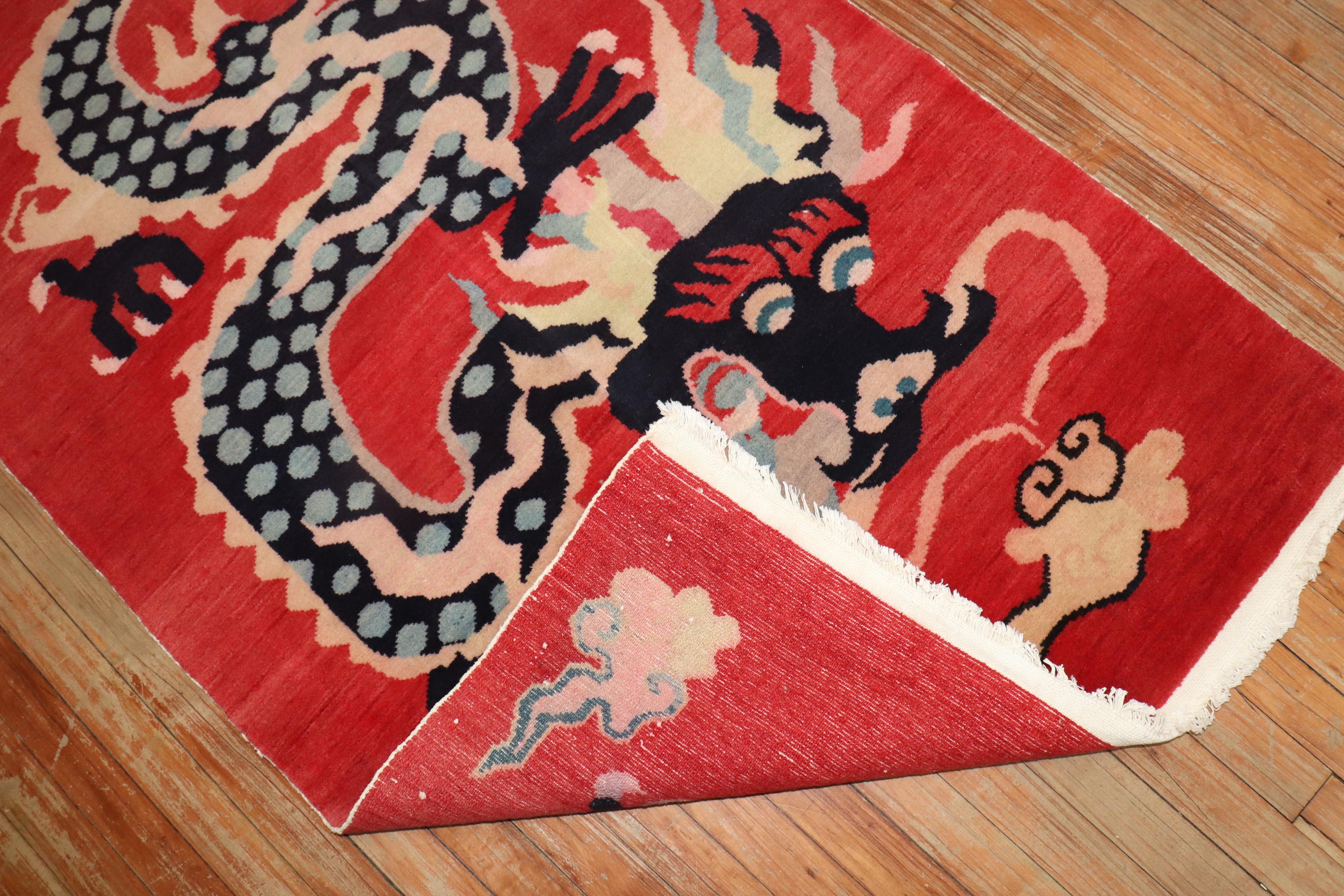Zabihi Kollektion Tibetischer Vintage-Teppich mit rotem Drachen (Volkskunst) im Angebot