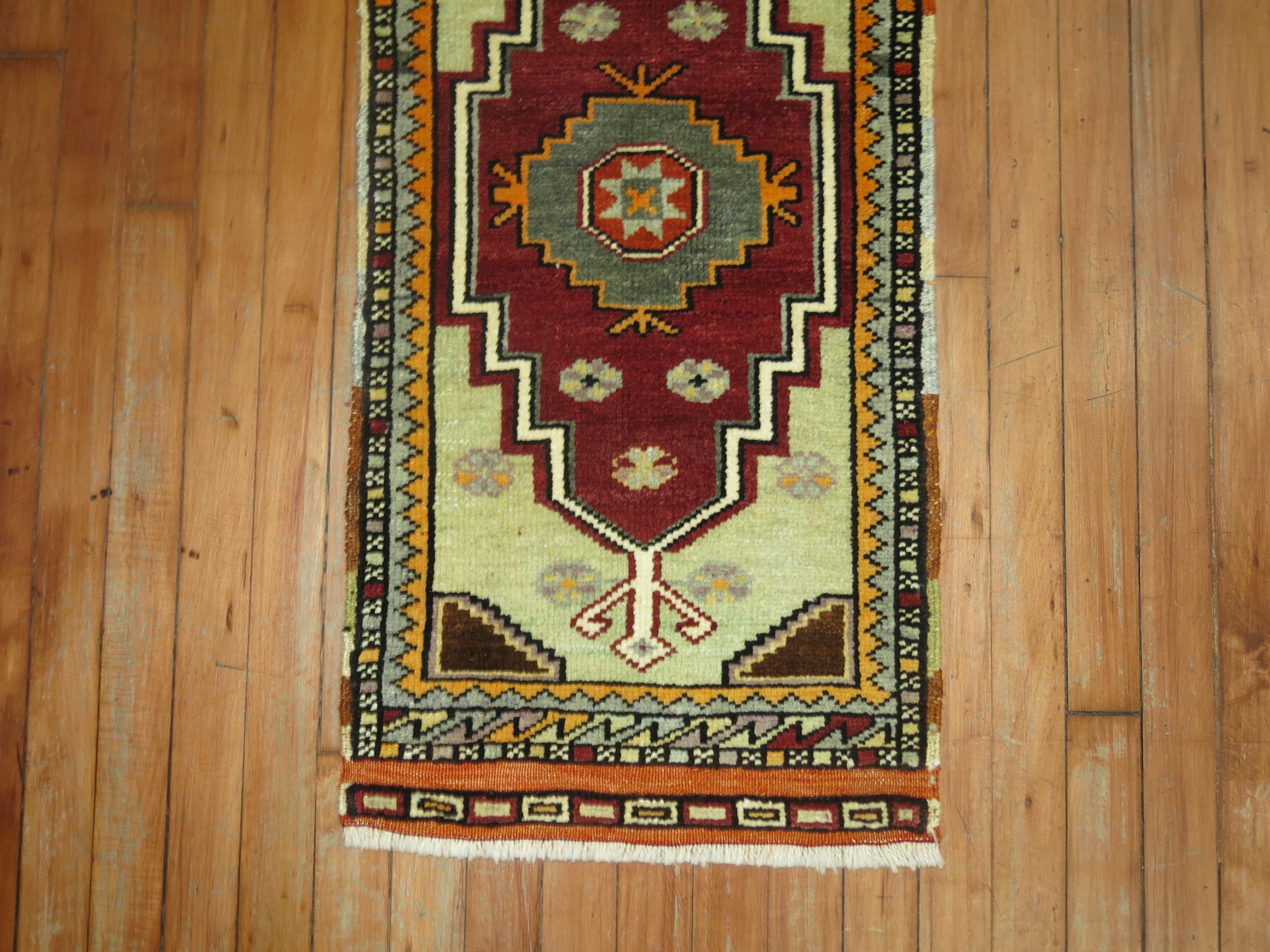 Foresta Nera Zabihi Collection'S Rosso Verde Vintage Anatolian Turkish Mini Rug in vendita