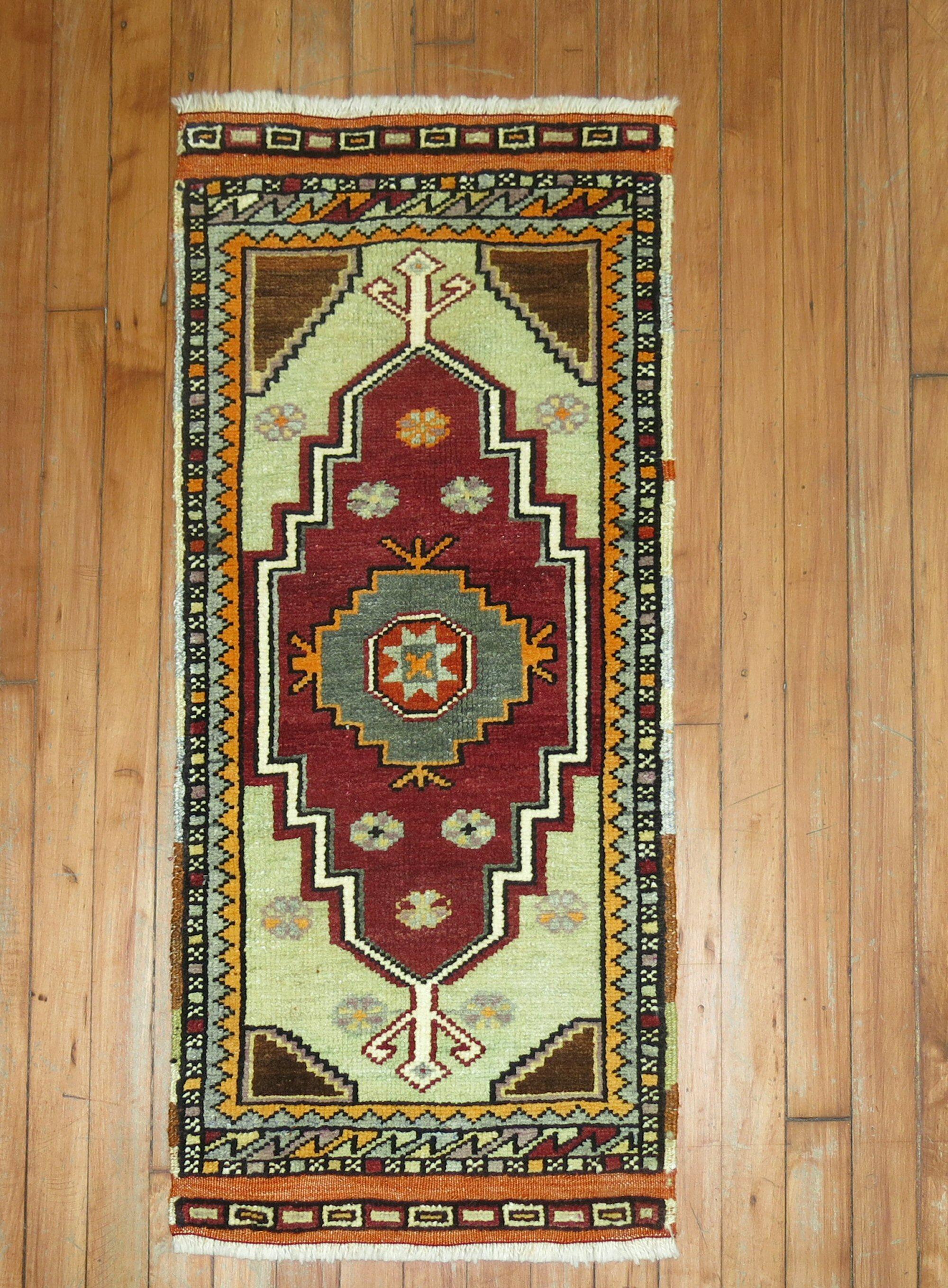 Asiatico Zabihi Collection'S Rosso Verde Vintage Anatolian Turkish Mini Rug in vendita