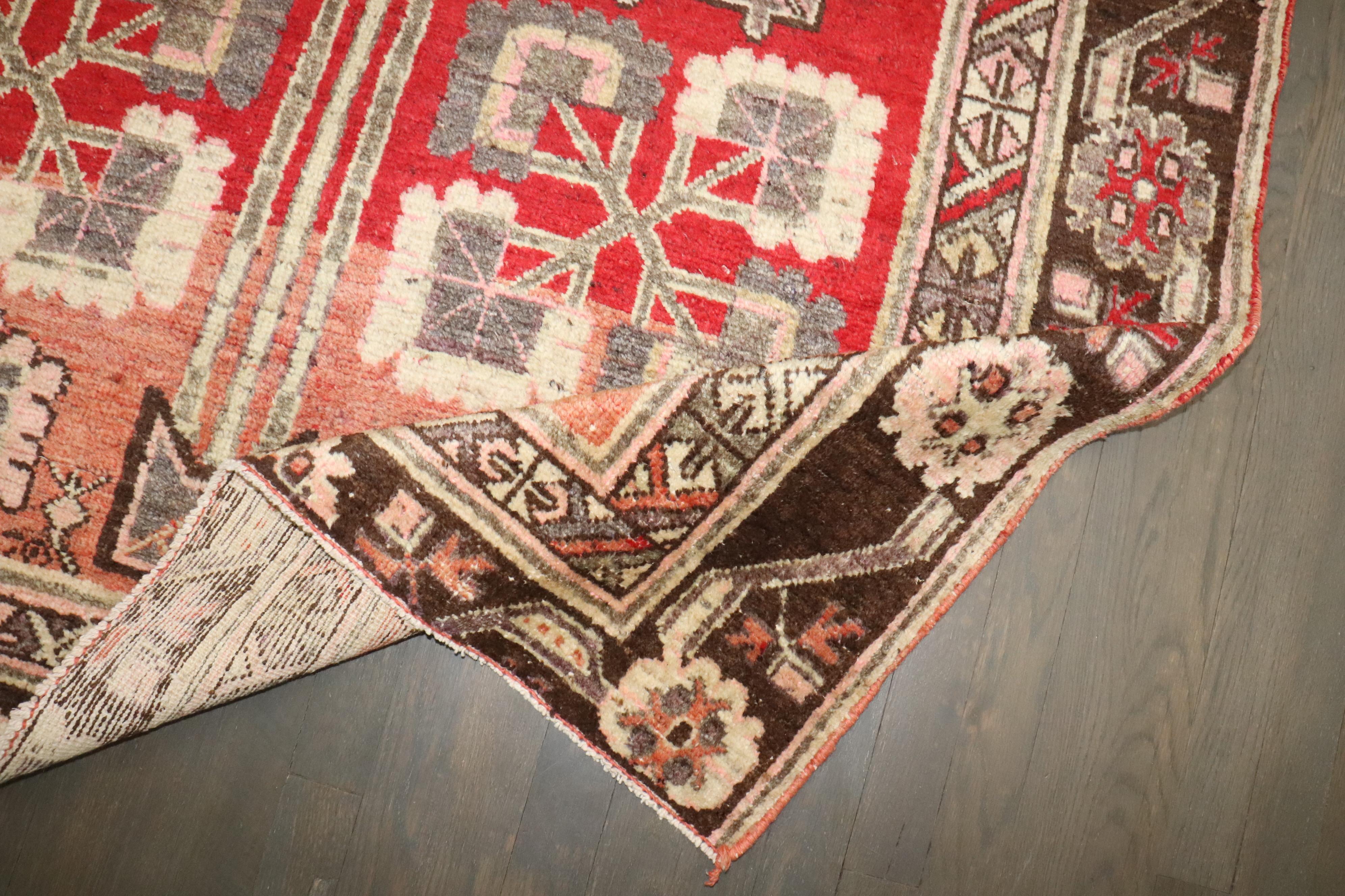 una alfombra Khotan roja de Samarkanda de principios del siglo XX

Detalles
alfombra no.	j4368
talla	4' 8