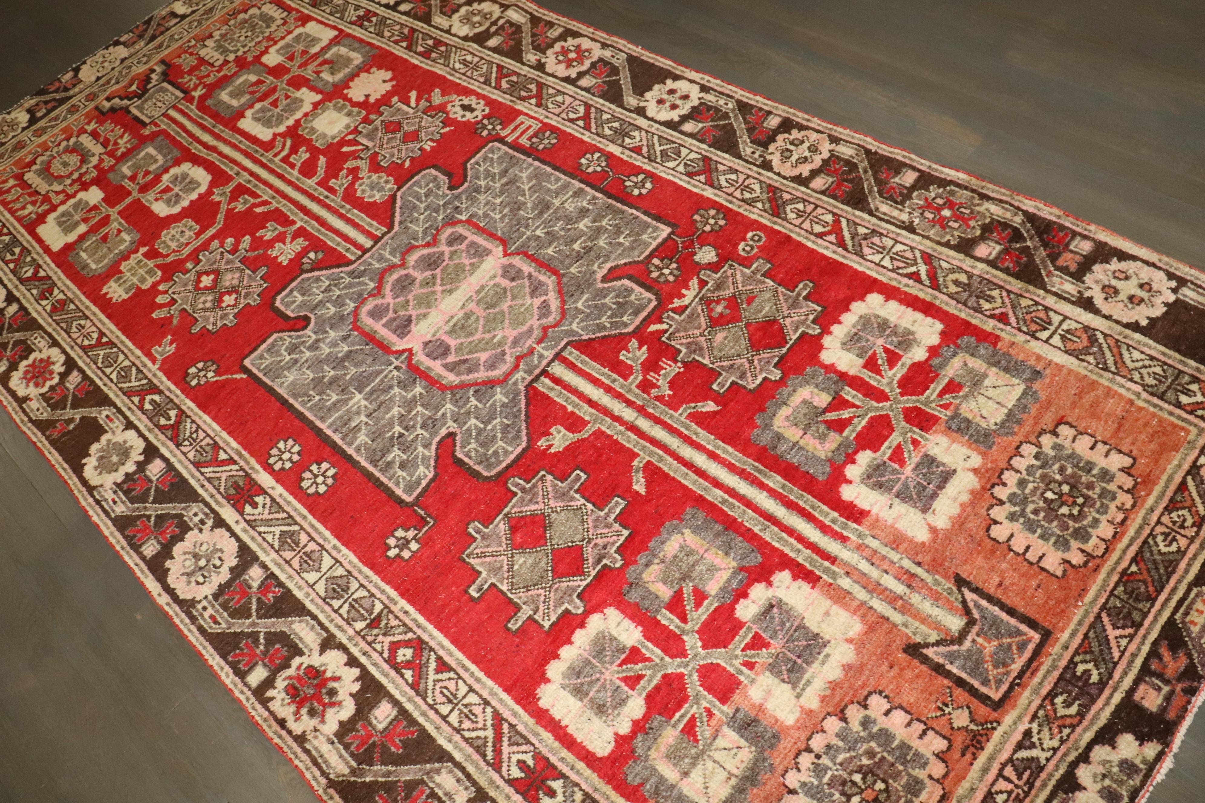 Colección Zabihi Alfombra Khotan Samarkanda Roja en Bueno estado para la venta en New York, NY
