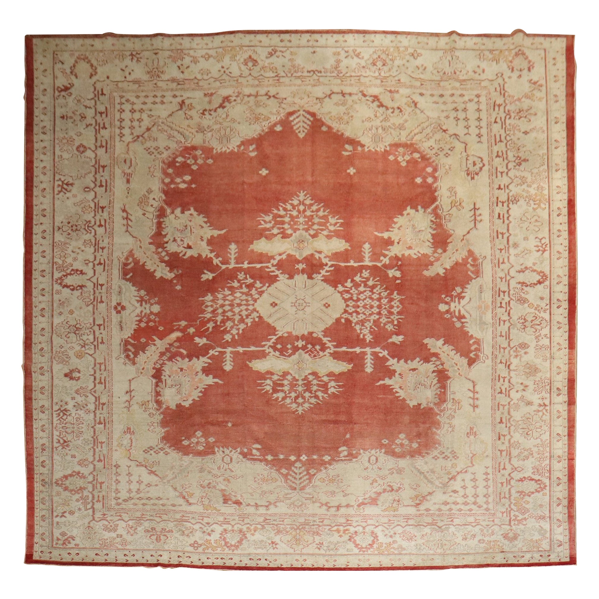 Zabihi Kollektion Roter großer quadratischer übergroßer antiker Oushak-Teppich in Übergröße im Angebot