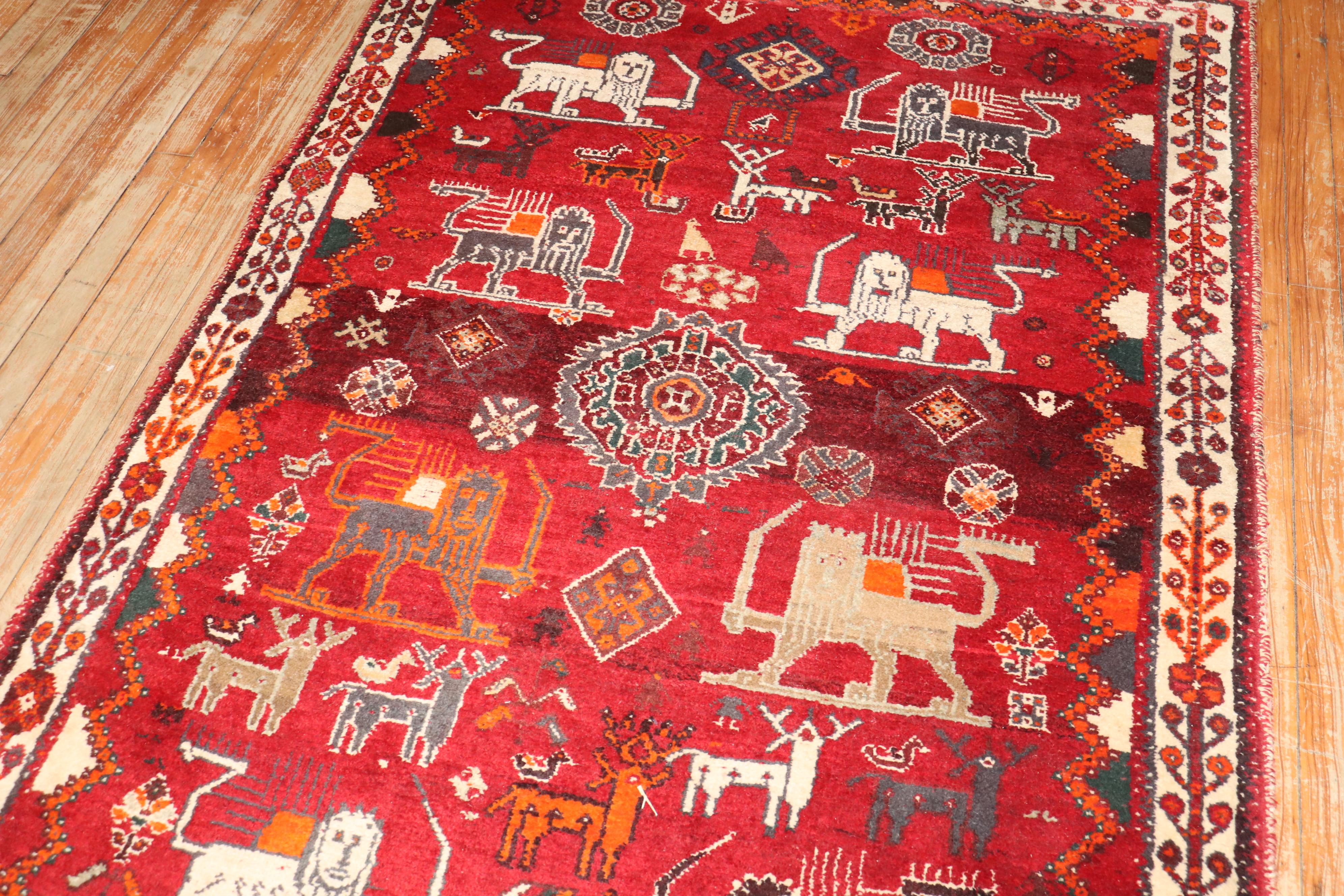 Einzigartiger roter Gabbeh-Teppich mit persischem Tiermotiv aus dem späten 20.

Maße: 4' x 6'3''.