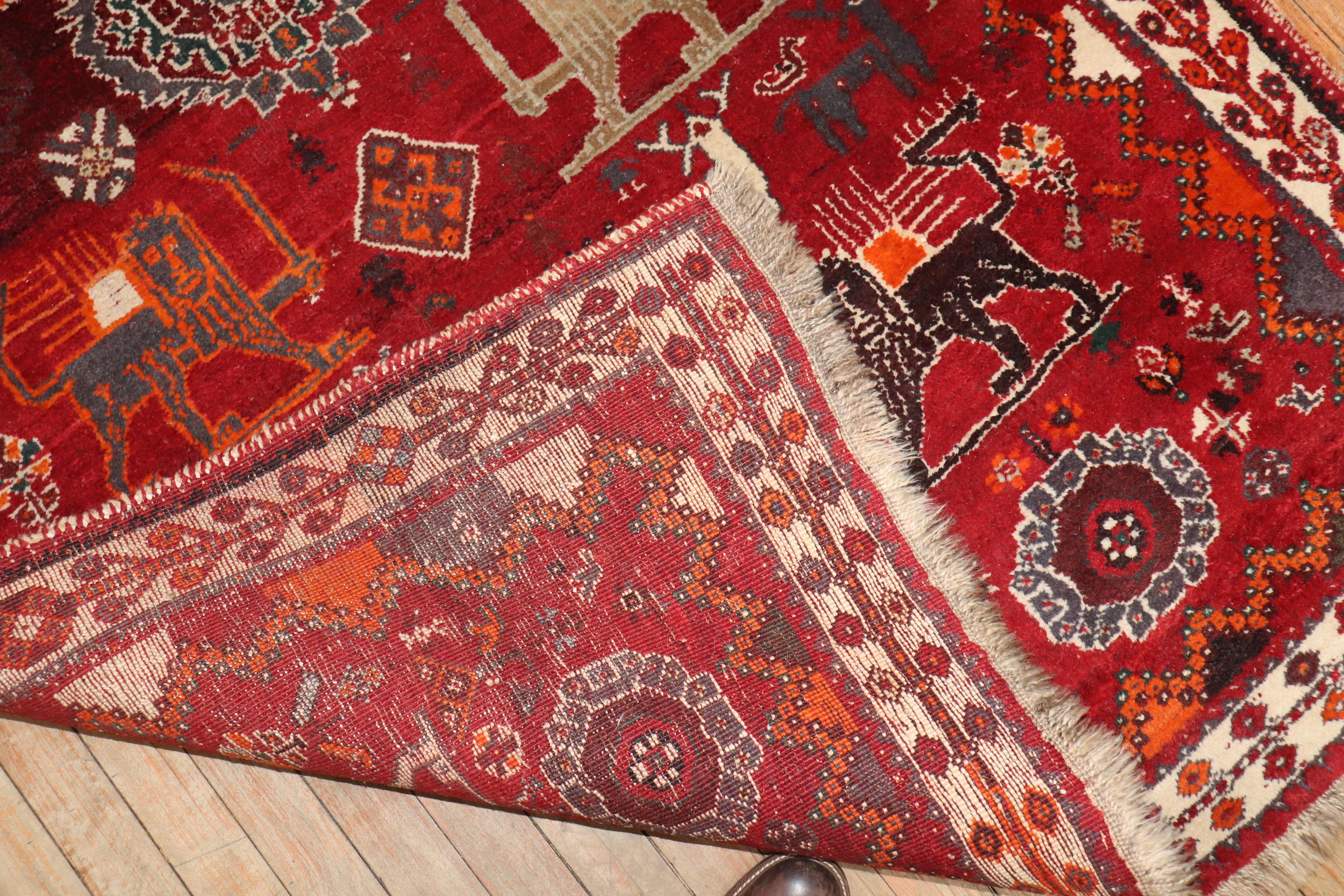 Zabihi Collection Roter Persischer Gabbeh-Teppich mit Bildern (Stammeskunst) im Angebot