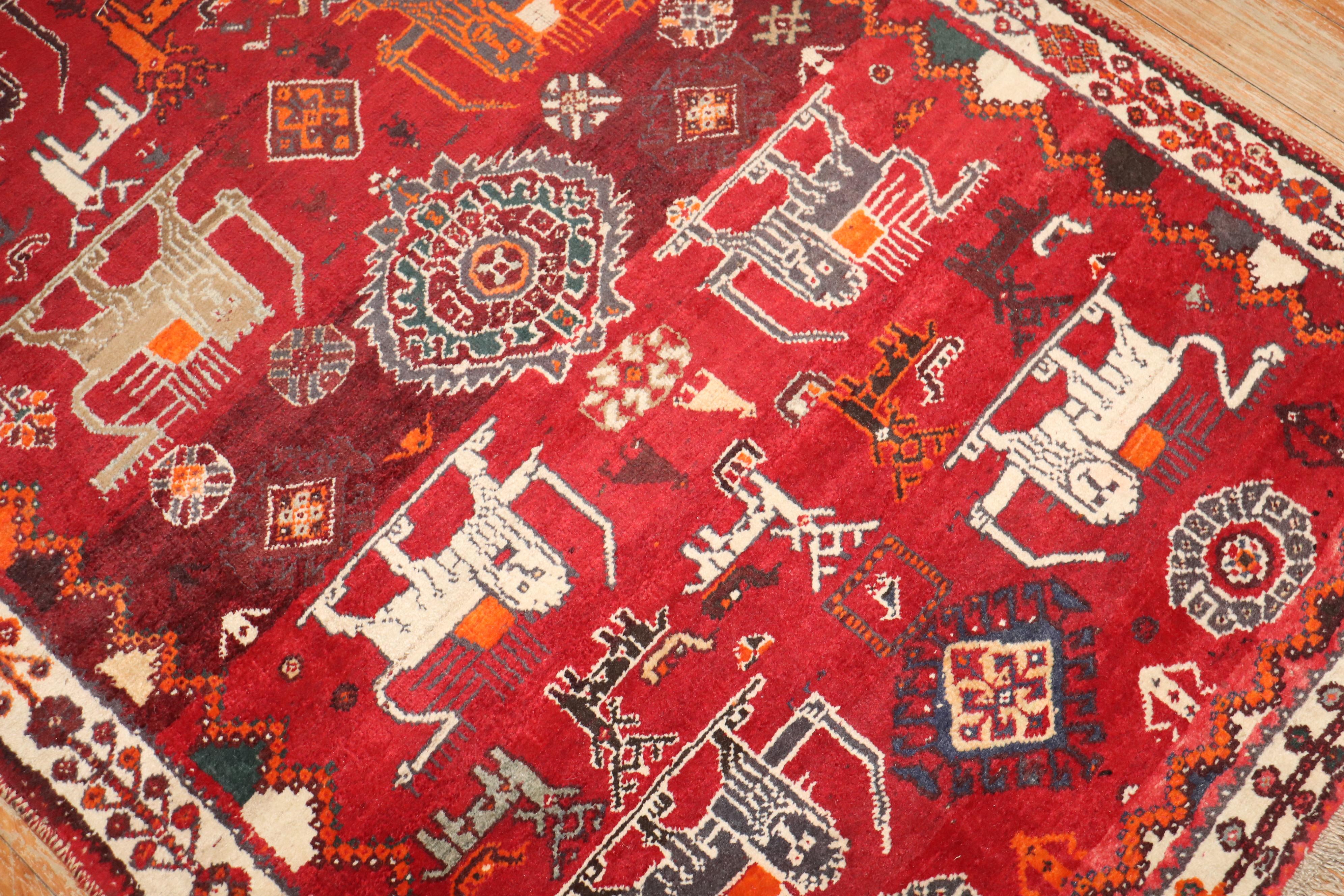 Zabihi Collection Roter Persischer Gabbeh-Teppich mit Bildern (Handgeknüpft) im Angebot