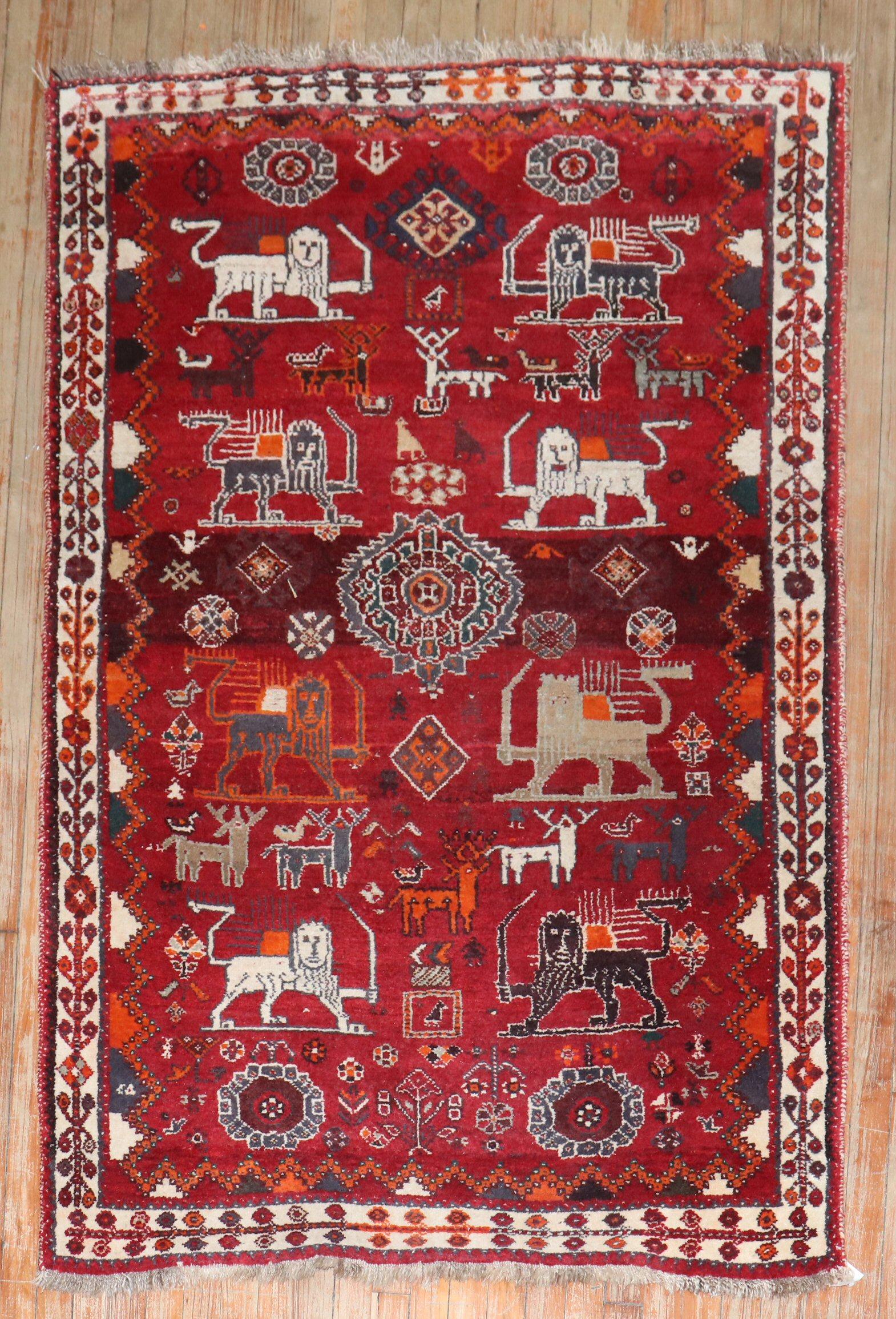 Zabihi Collection Roter Persischer Gabbeh-Teppich mit Bildern im Zustand „Gut“ im Angebot in New York, NY