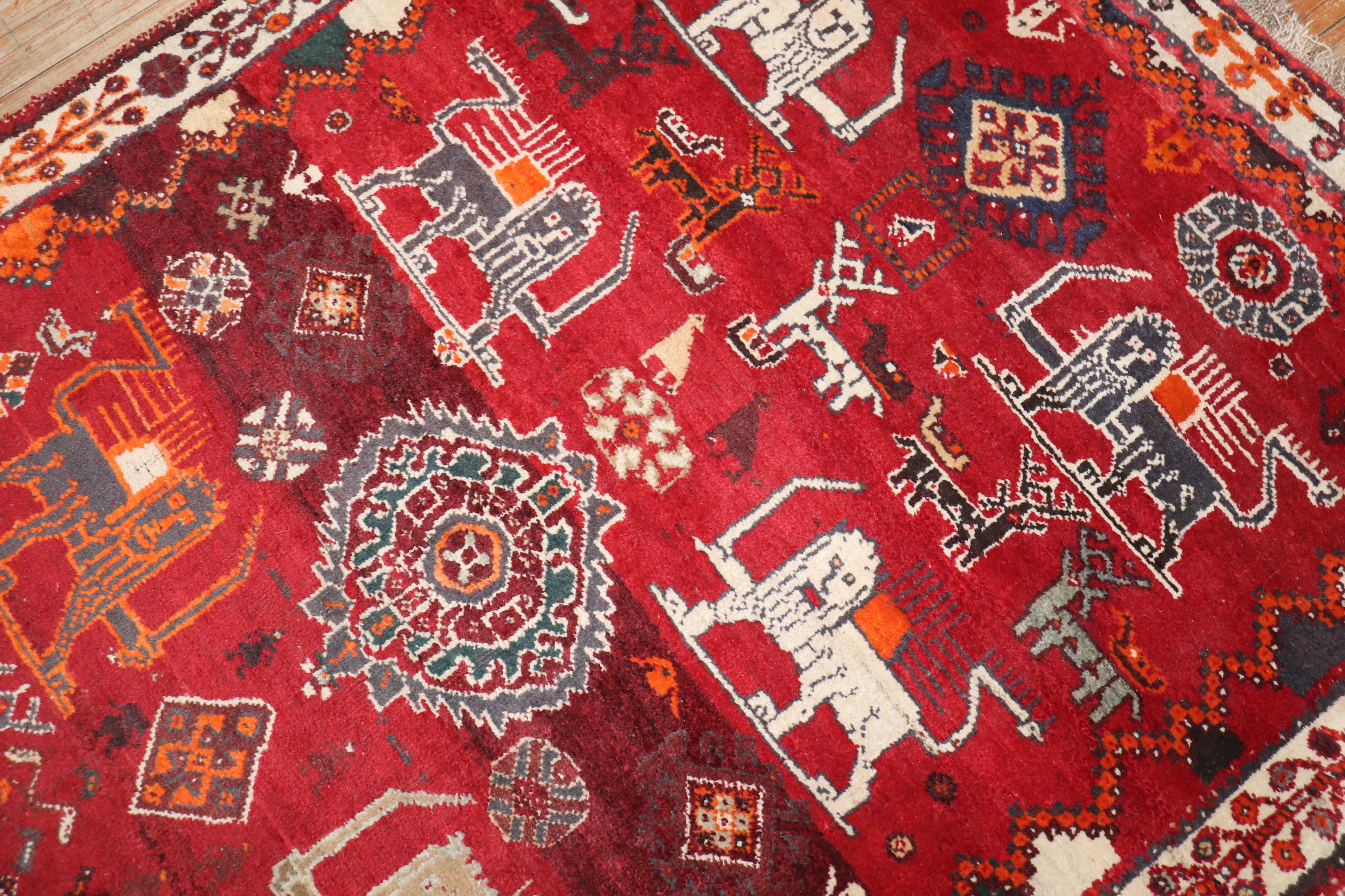 Zabihi Collection Roter Persischer Gabbeh-Teppich mit Bildern (Wolle) im Angebot