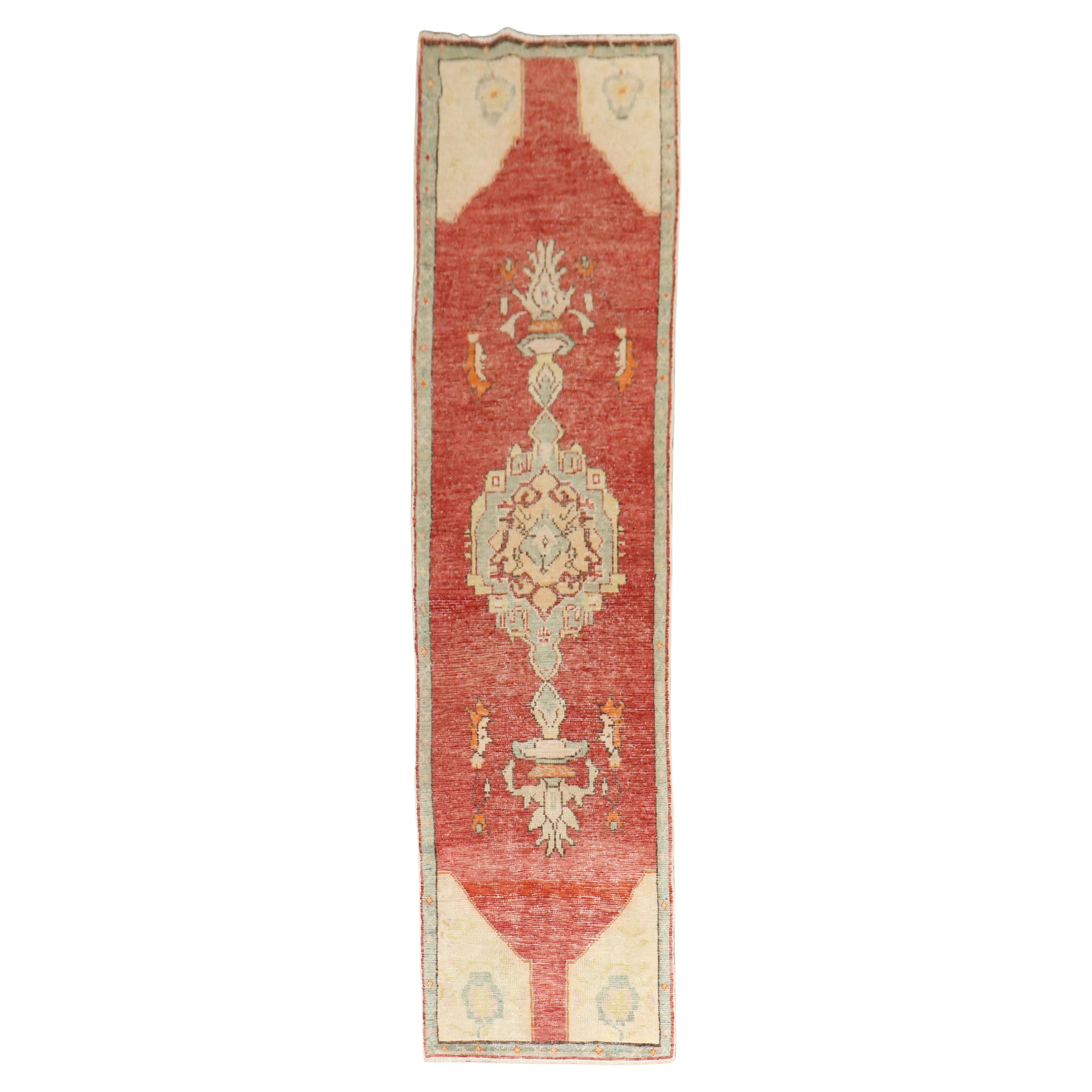 Tapis de couloir rouge turc étroit de la collection Zabihi