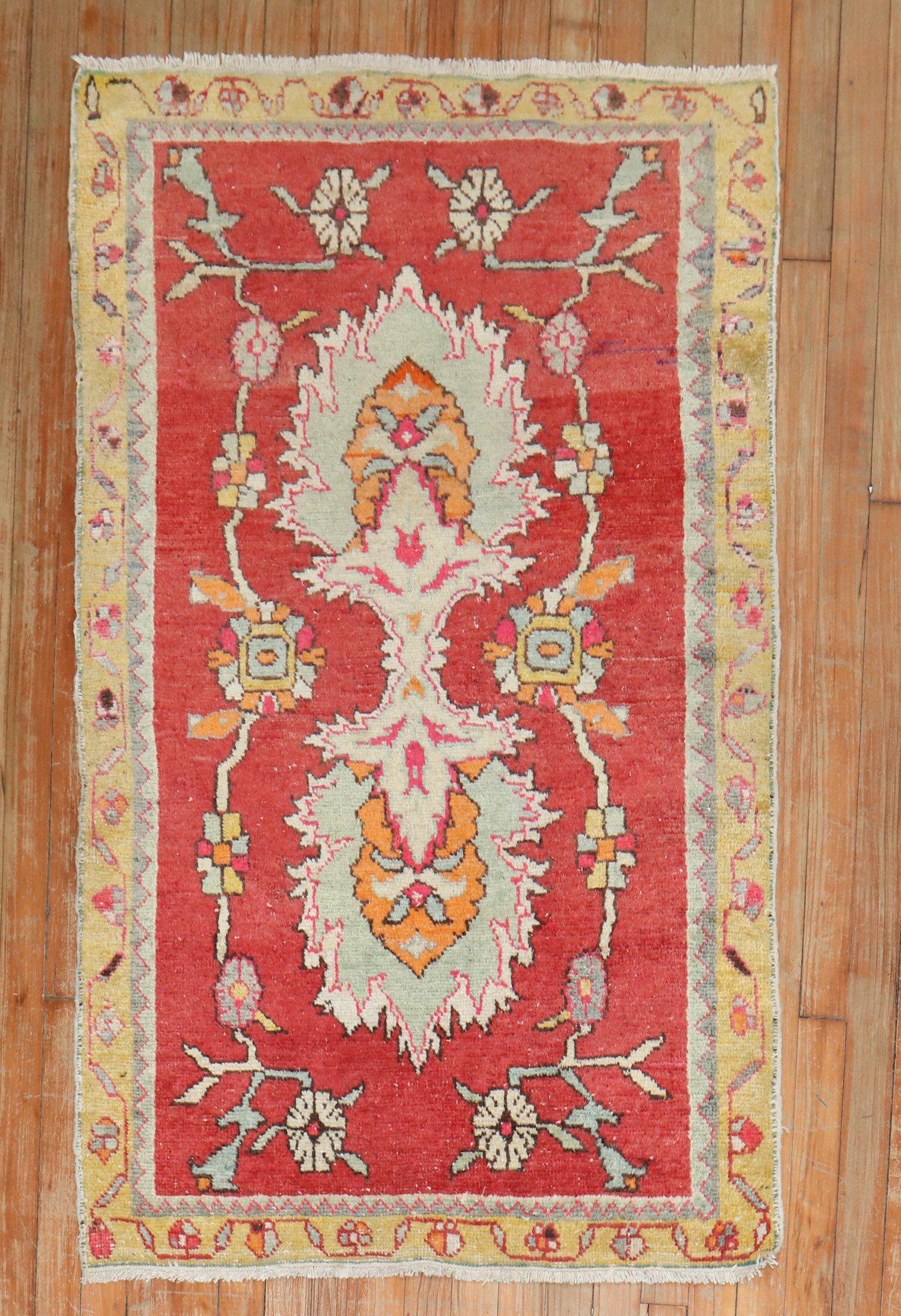 Mitte des 20. Jahrhunderts türkischer anatolischer roter Teppich

Teppich nein.	r3893
Größe	2' 10