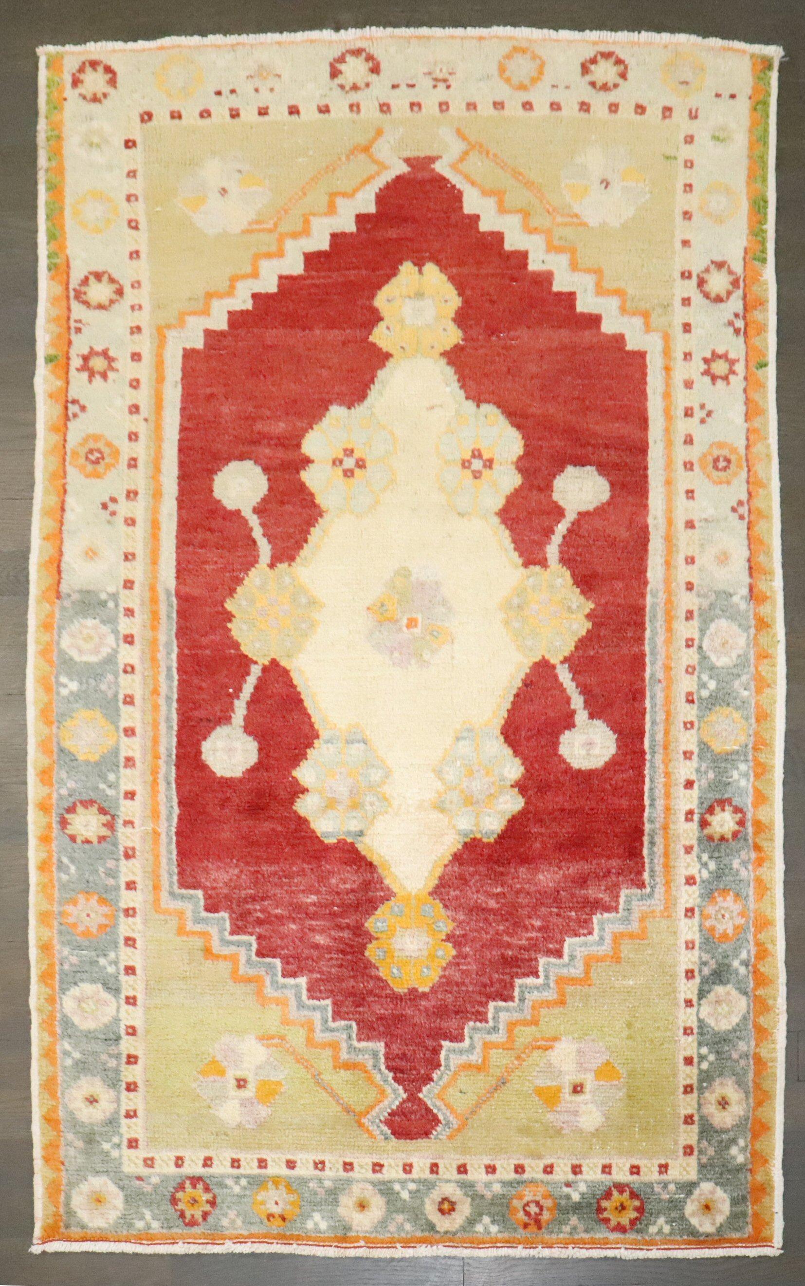 ein kleiner türkischer Oushak-Teppich aus der Mitte des 20.

Einzelheiten
Teppich nein.	j4670
Größe	3' x 4' 8