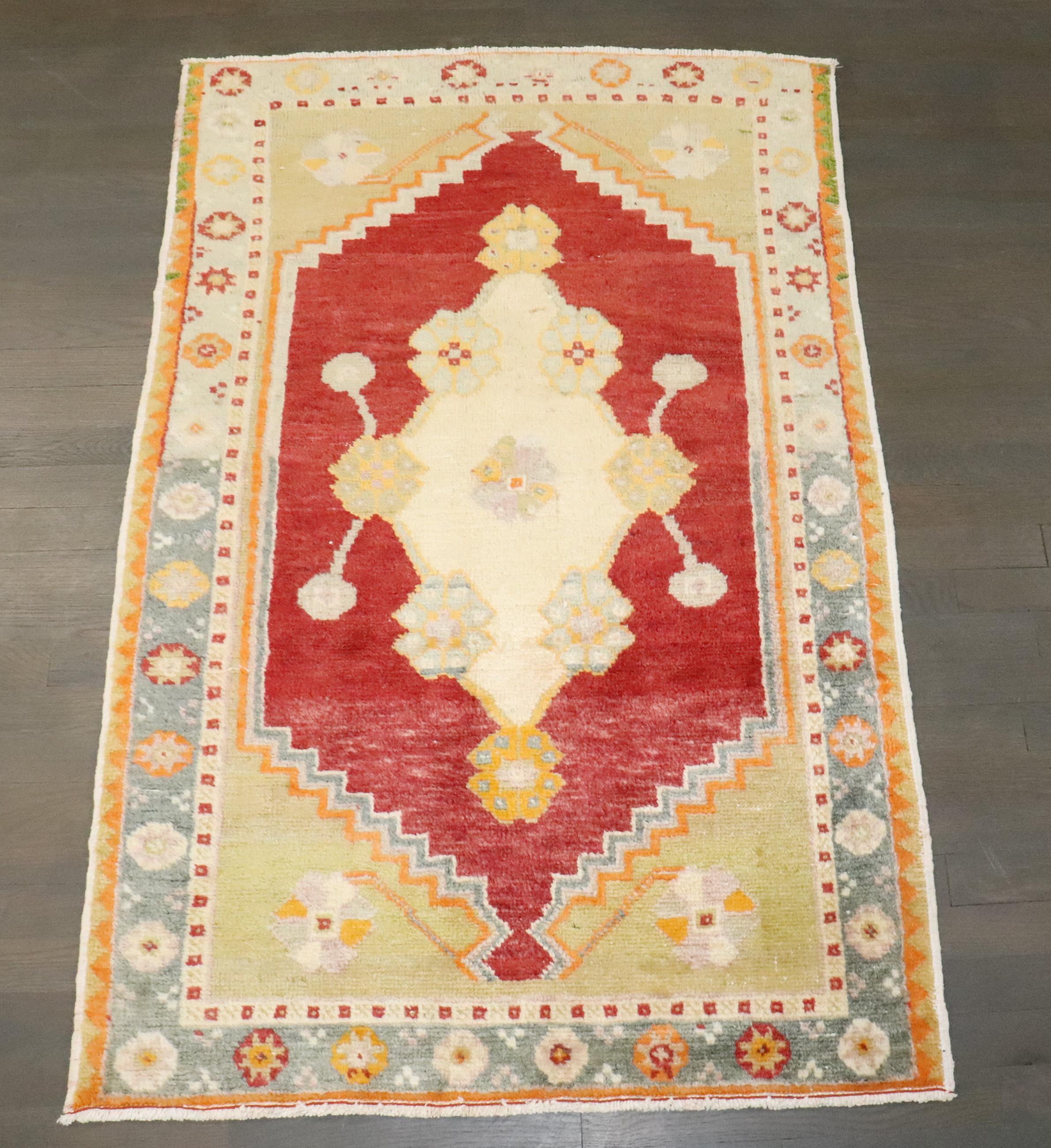Zabihi Collection Rot Vintage Türkisch Oushak Kleiner Teppich (Land) im Angebot