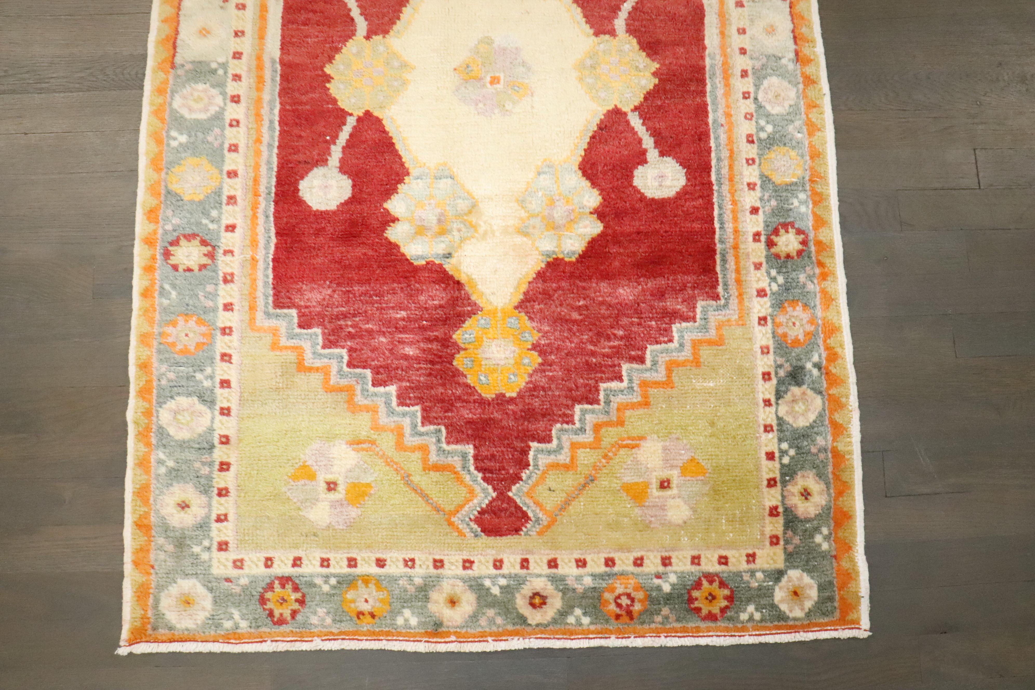 Zabihi Collection Rot Vintage Türkisch Oushak Kleiner Teppich (Handgeknüpft) im Angebot