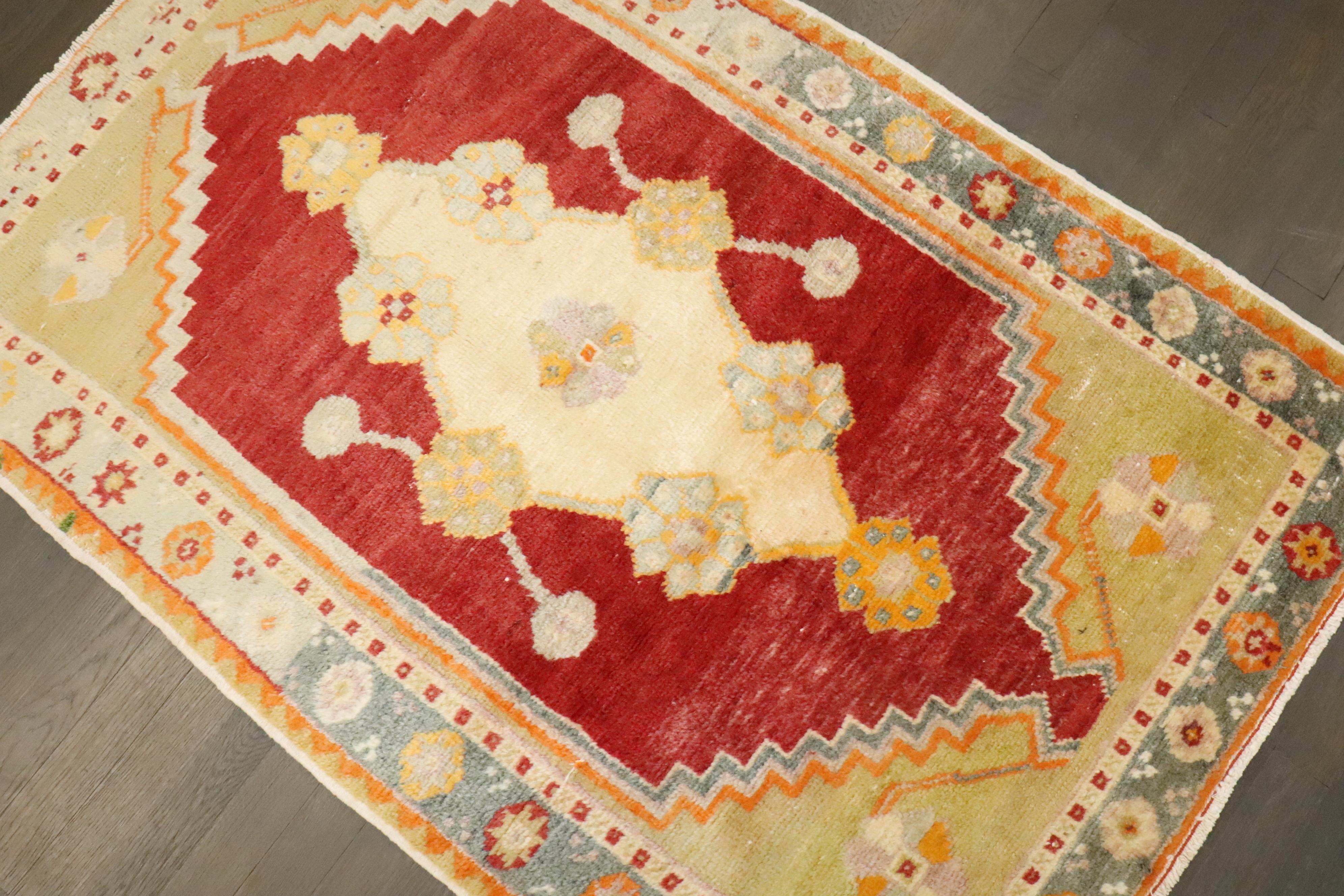 Zabihi Collection Rot Vintage Türkisch Oushak Kleiner Teppich im Zustand „Gut“ im Angebot in New York, NY