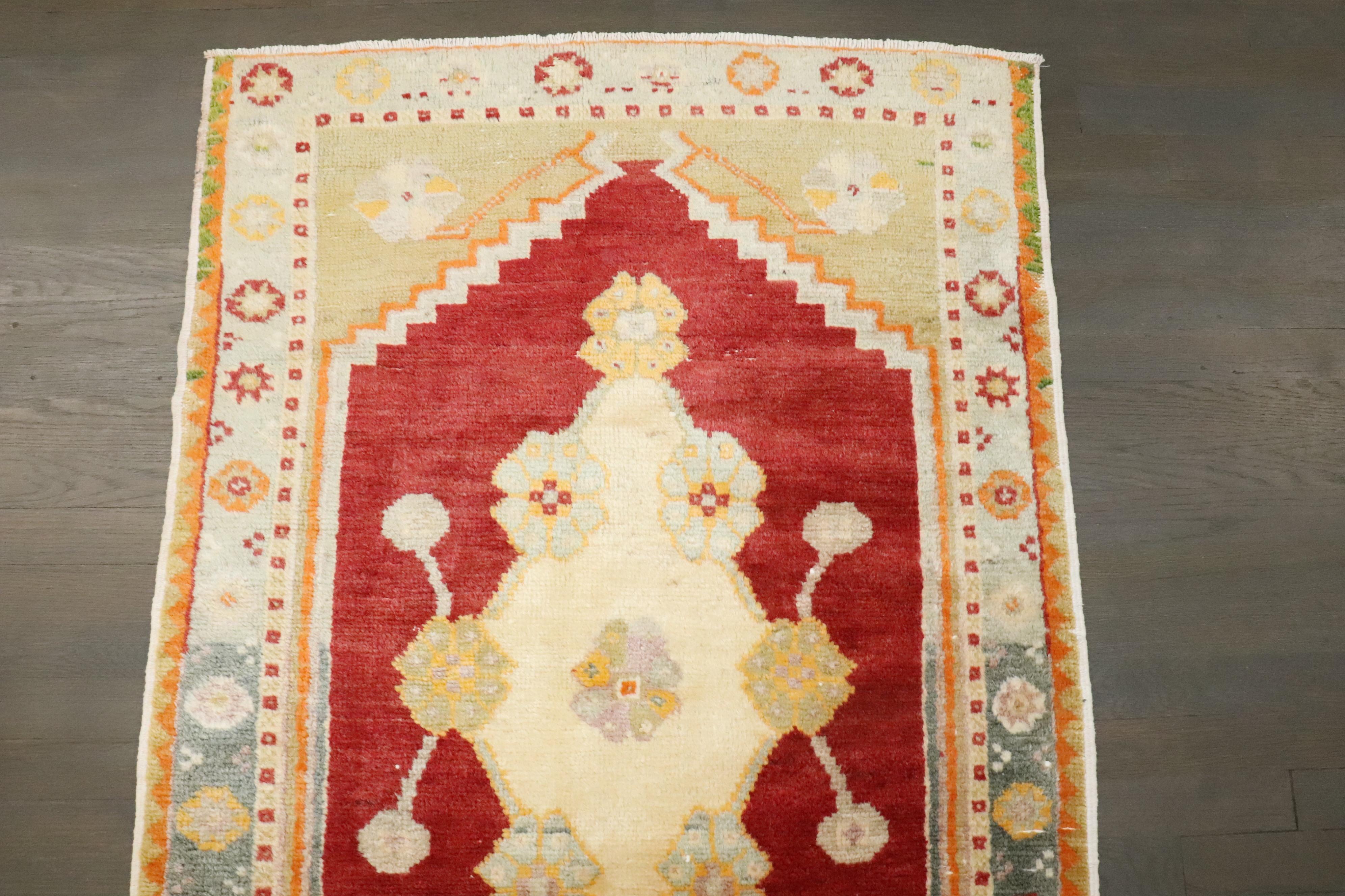 Zabihi Collection Rot Vintage Türkisch Oushak Kleiner Teppich (20. Jahrhundert) im Angebot