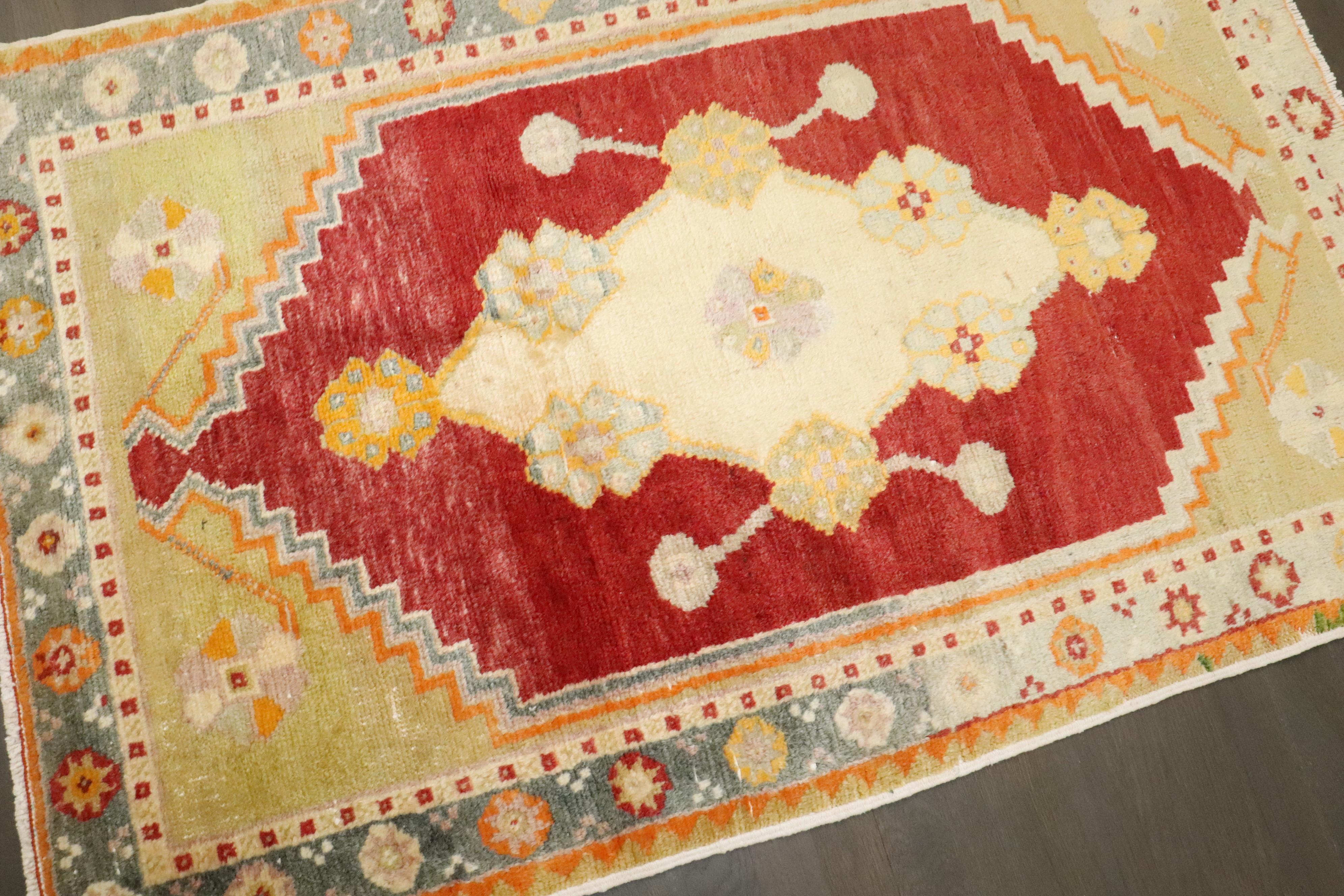 Zabihi Collection Rot Vintage Türkisch Oushak Kleiner Teppich (Wolle) im Angebot