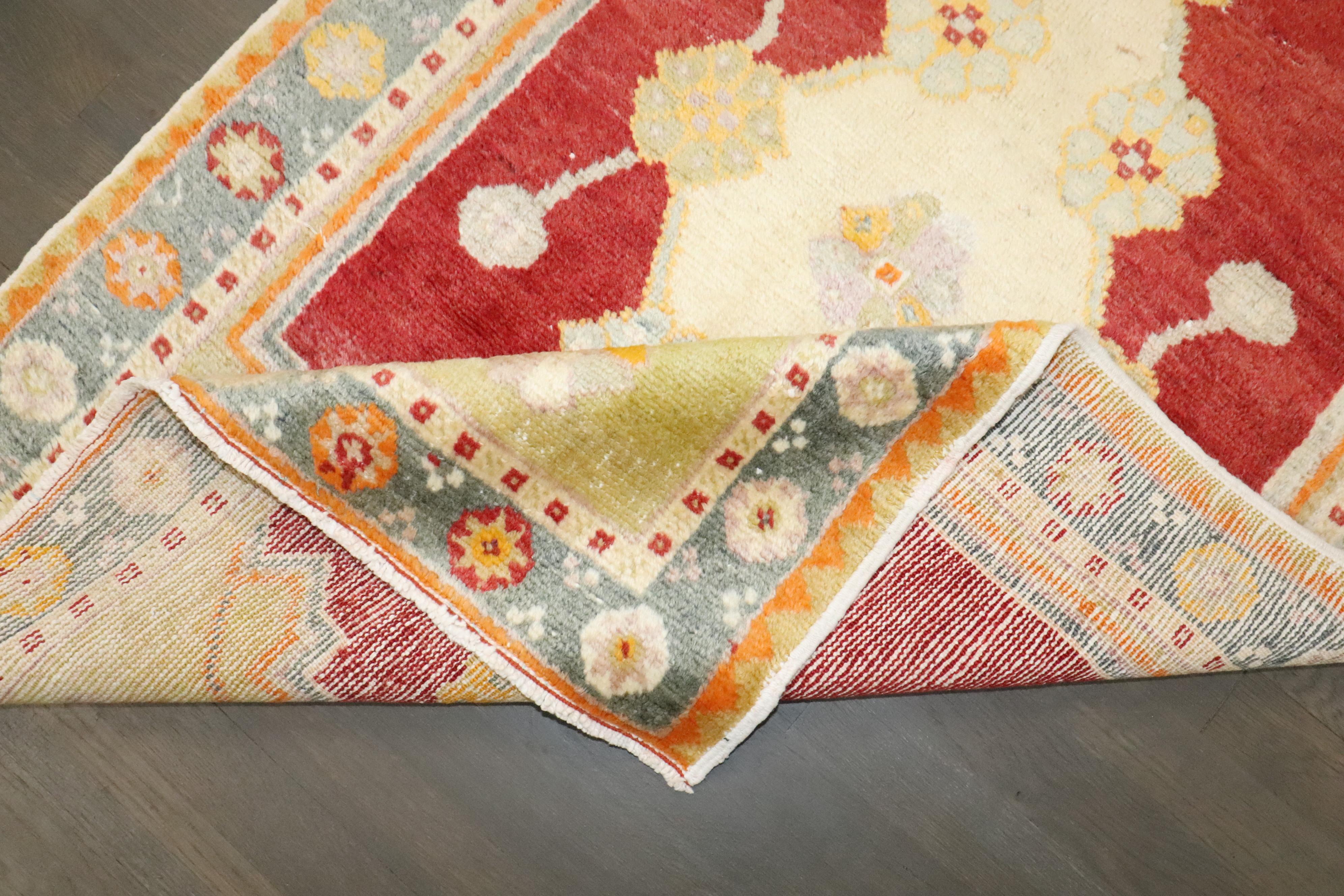 Zabihi Collection Rot Vintage Türkisch Oushak Kleiner Teppich im Angebot 1