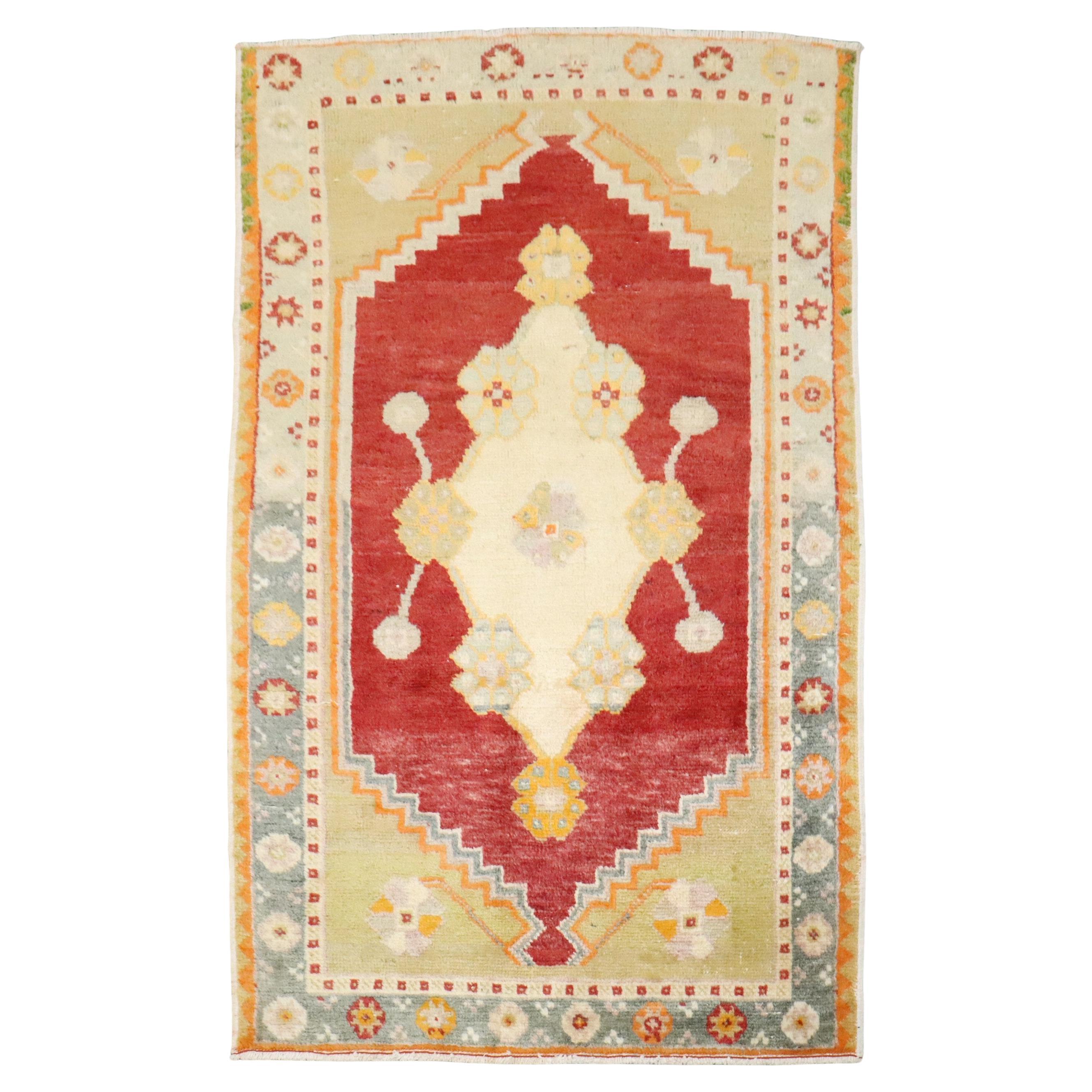 Zabihi Collection Rot Vintage Türkisch Oushak Kleiner Teppich im Angebot