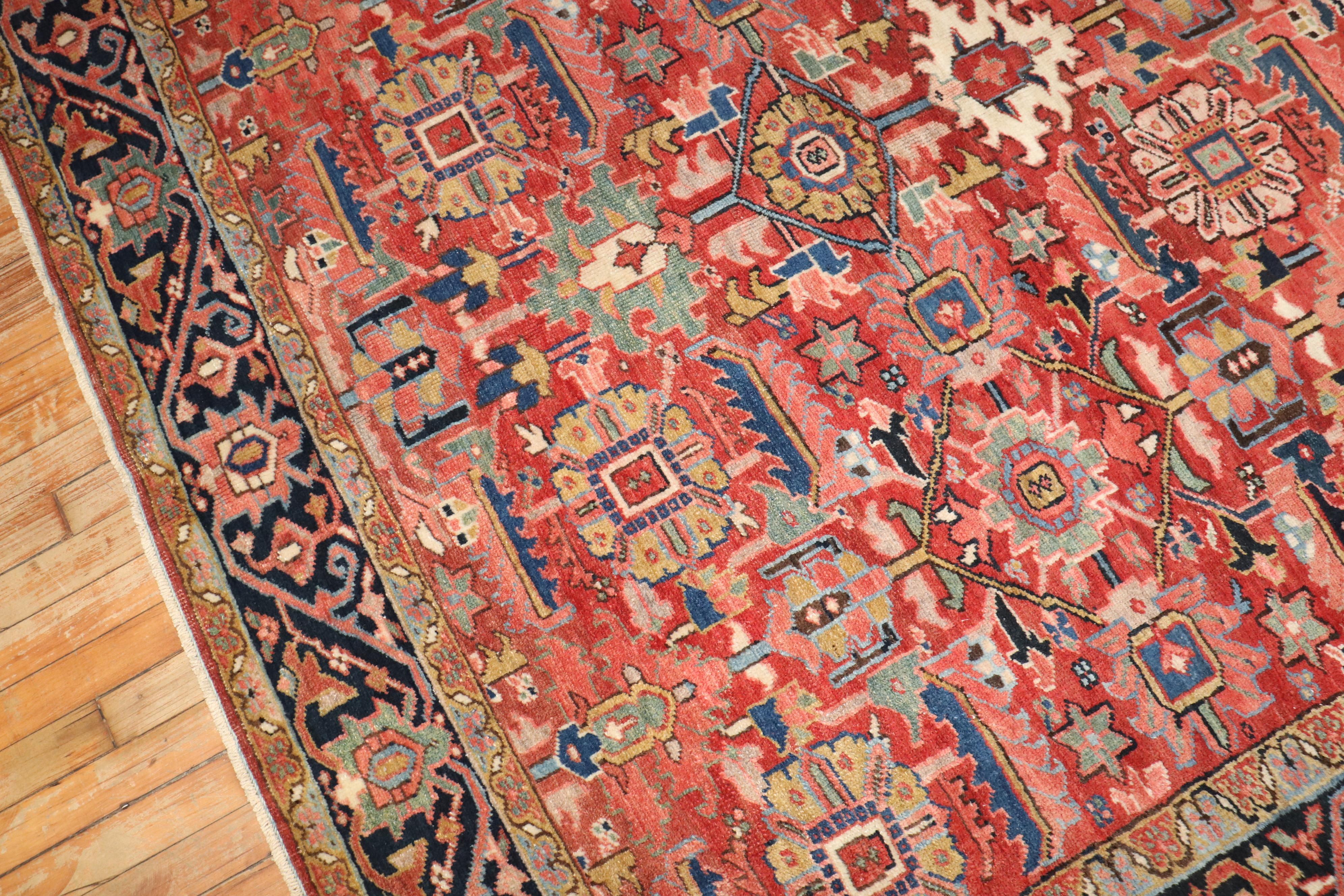  Zabihi Collection Zimmergröße Antiker persischer Heriz-Teppich im Angebot 1