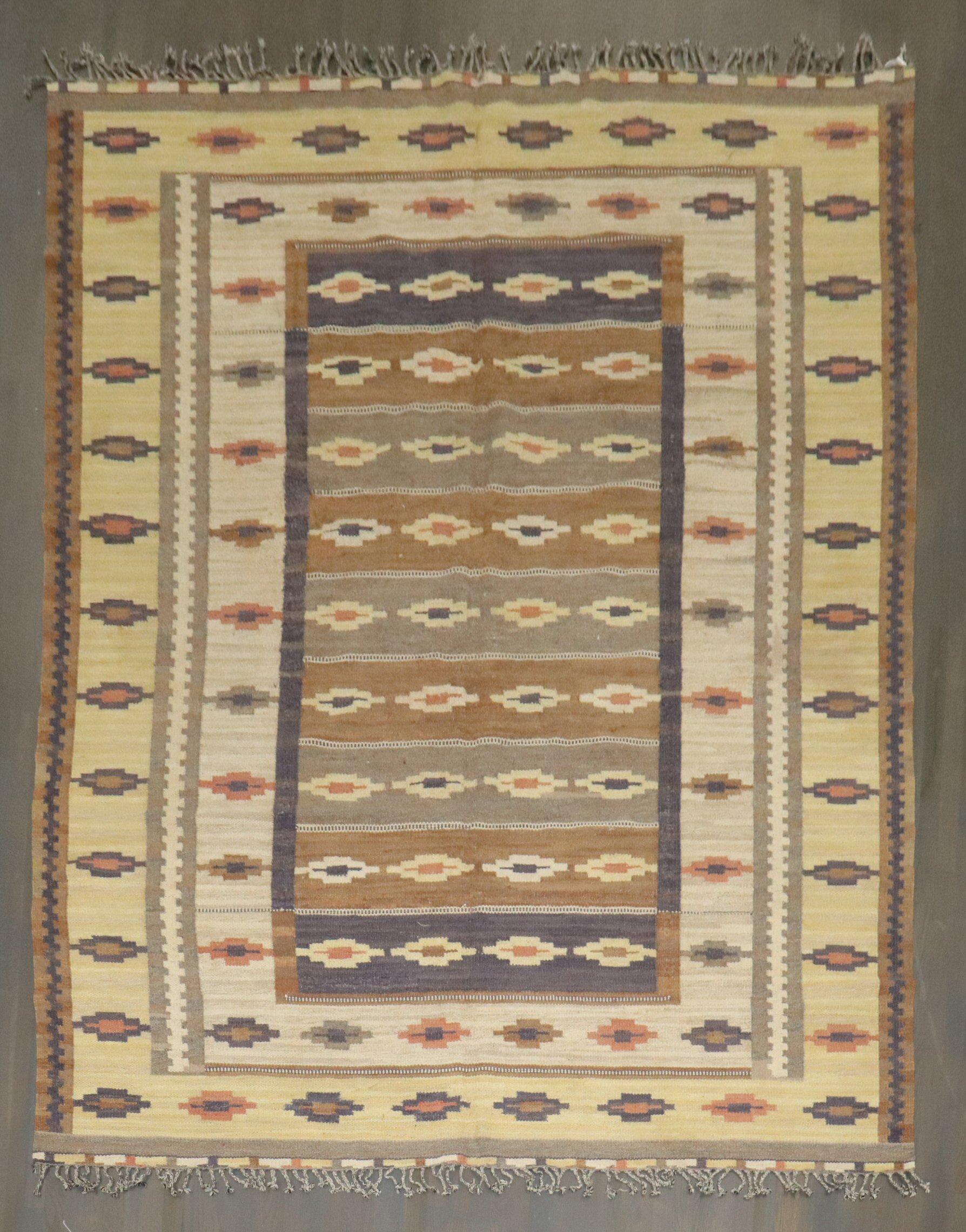 A room size Swedish Kilim from the middle of the 20th Century in rustic tones

Measures: 8'3'' x 10'5''