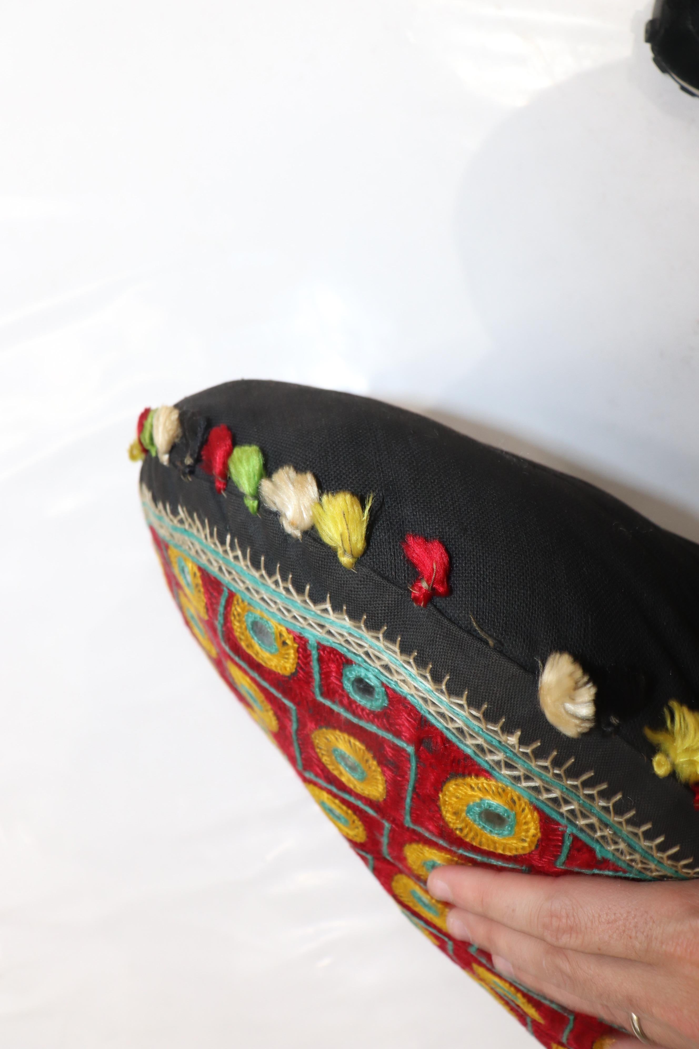 Mid-Century Modern Zabihi Collection Round Indian Textile Pillow en vente