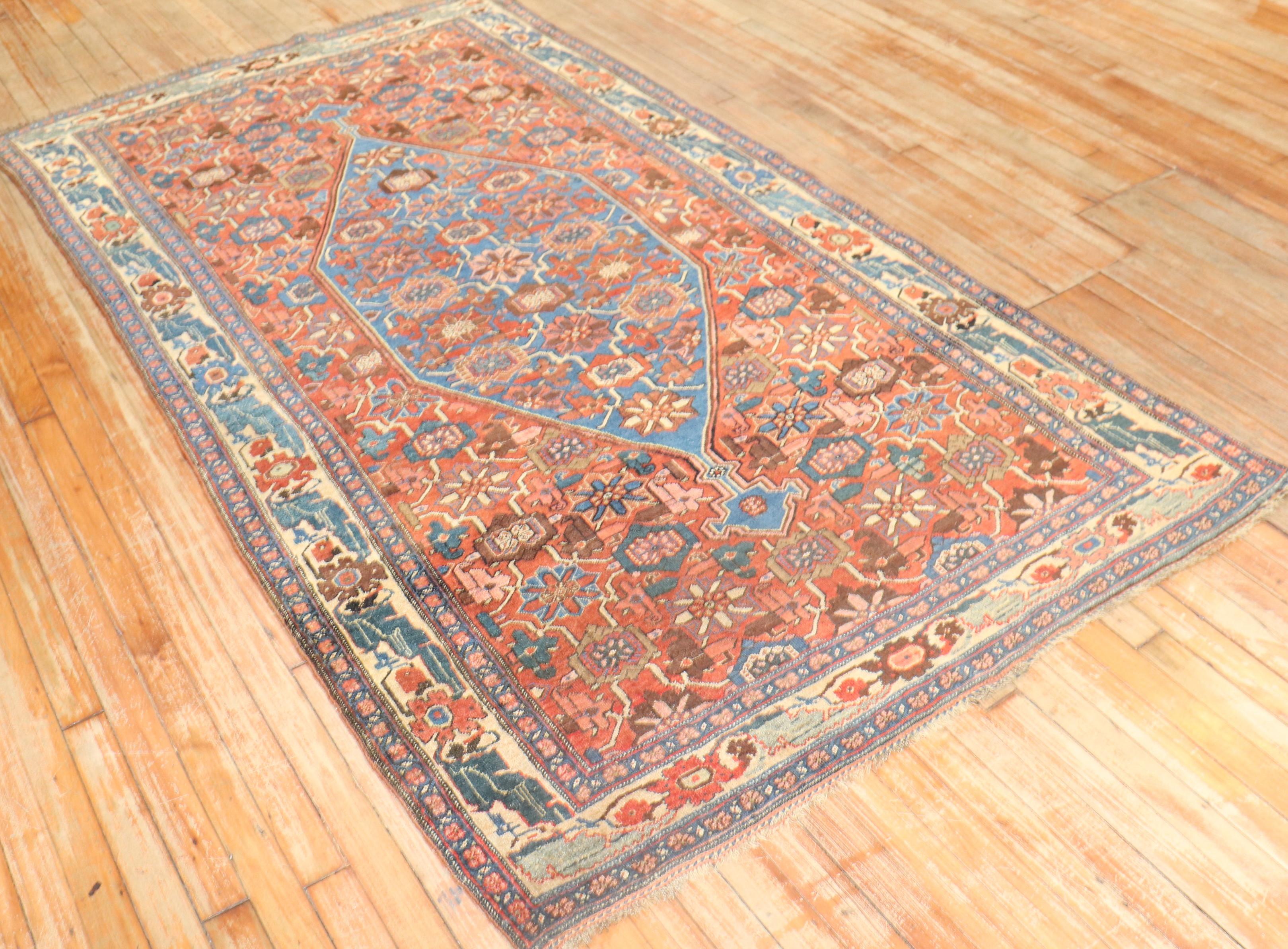 Tappeto Zabihi Collection Rustic Antique Persian Bidjar In condizioni buone in vendita a New York, NY