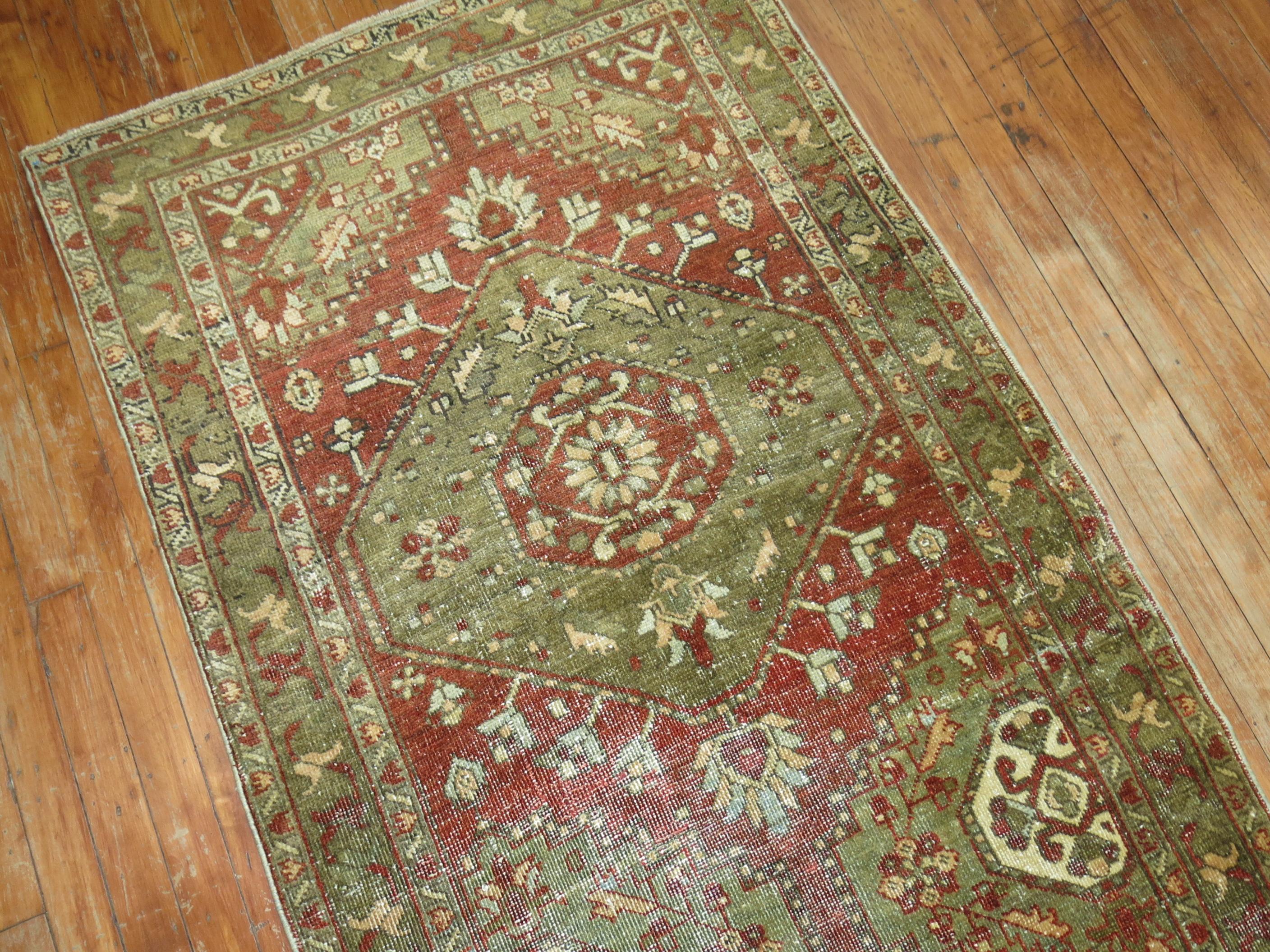 Runner decorativo persiano Heriz unico nel suo genere, risalente all'inizio del XX secolo, con colori rustici

Misure: 3' x 10'9