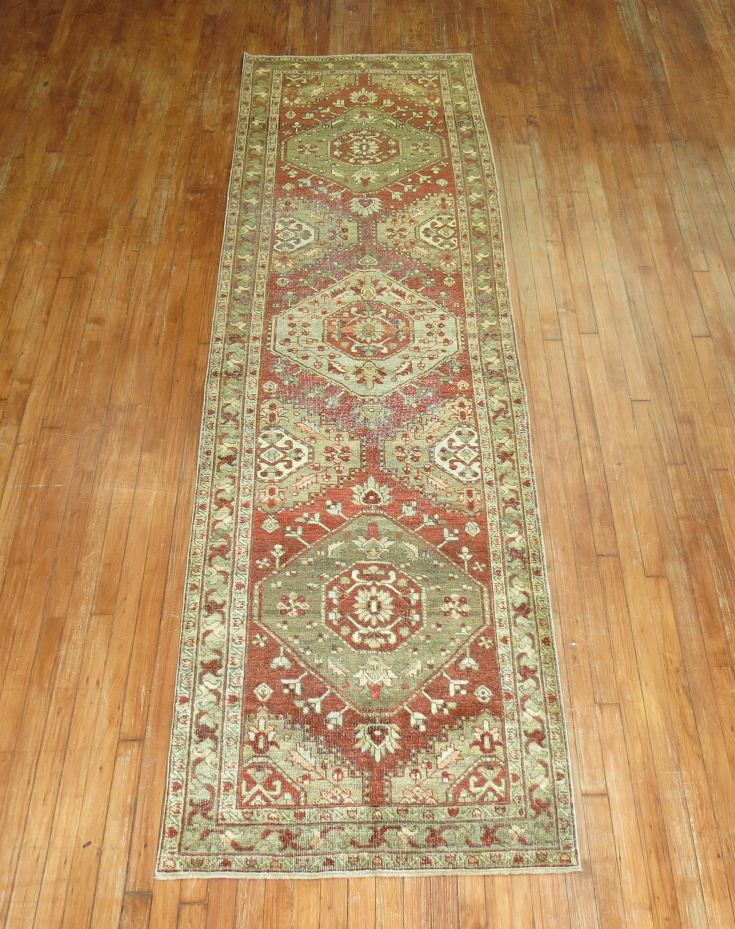 Persiano Runner Zabihi Collection Rustic Antique Persian Heriz in vendita
