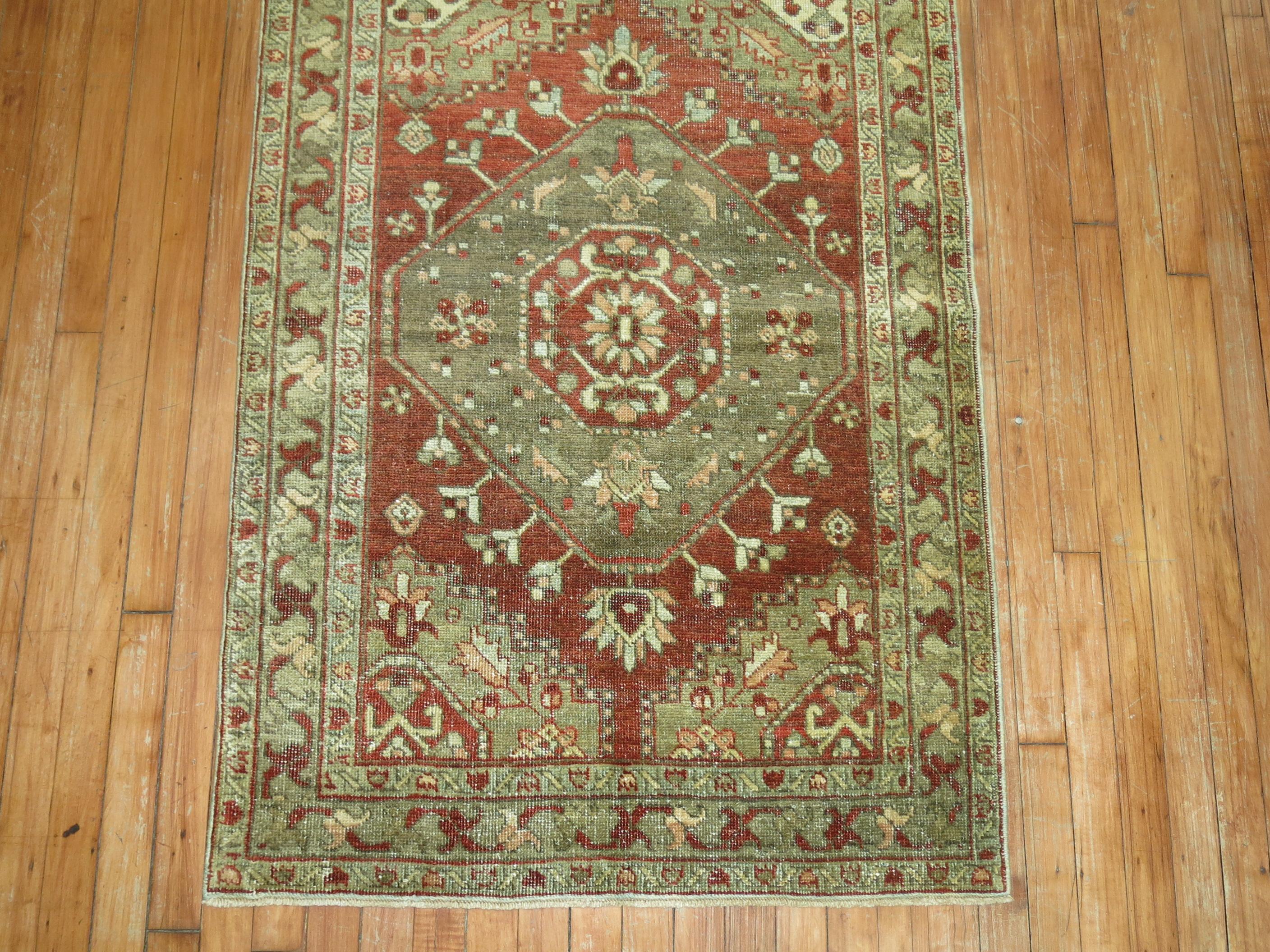 Annodato a mano Runner Zabihi Collection Rustic Antique Persian Heriz in vendita