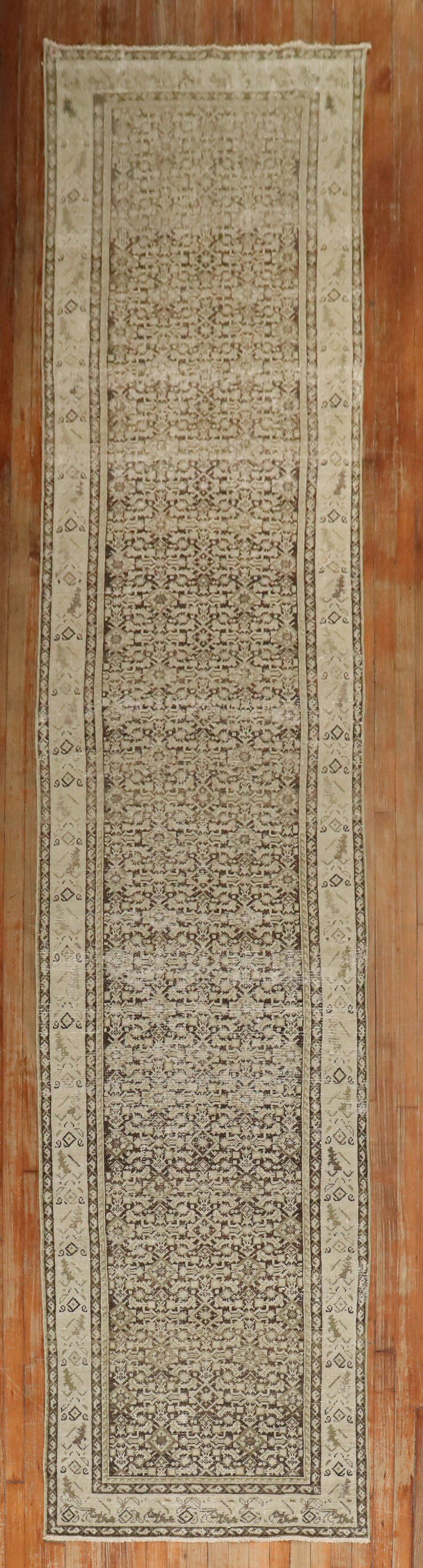 Runner persiano Malayer degli anni '20 in marrone con un piccolo disegno Herati all-over

Dettagli
rug no.	j3296
dimensione	3' 1