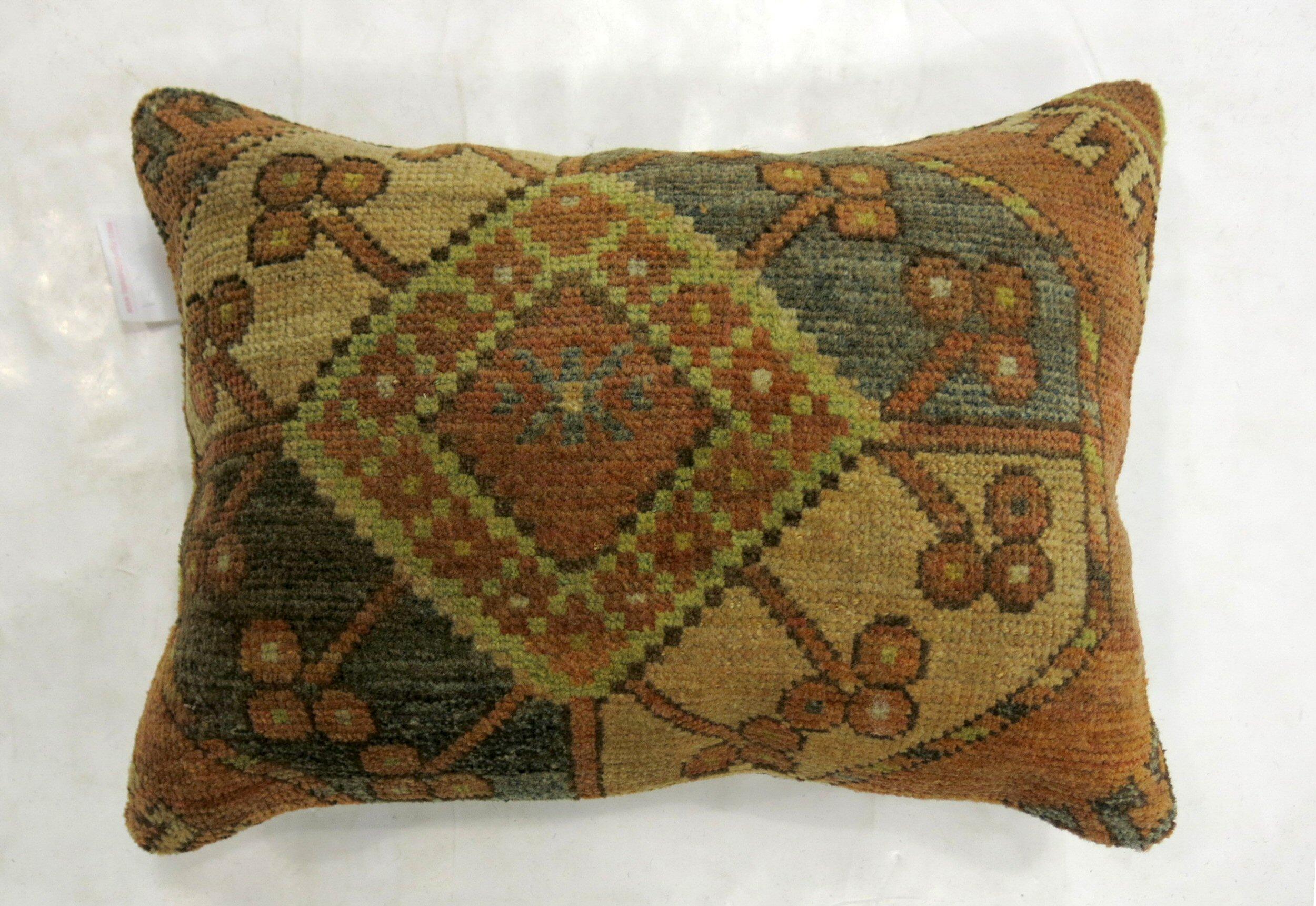 Cuscino ricavato da un antico tappeto Ersari del XIX secolo con retro in cotone e chiusura a cerniera.

Misure: 14'' x 21''