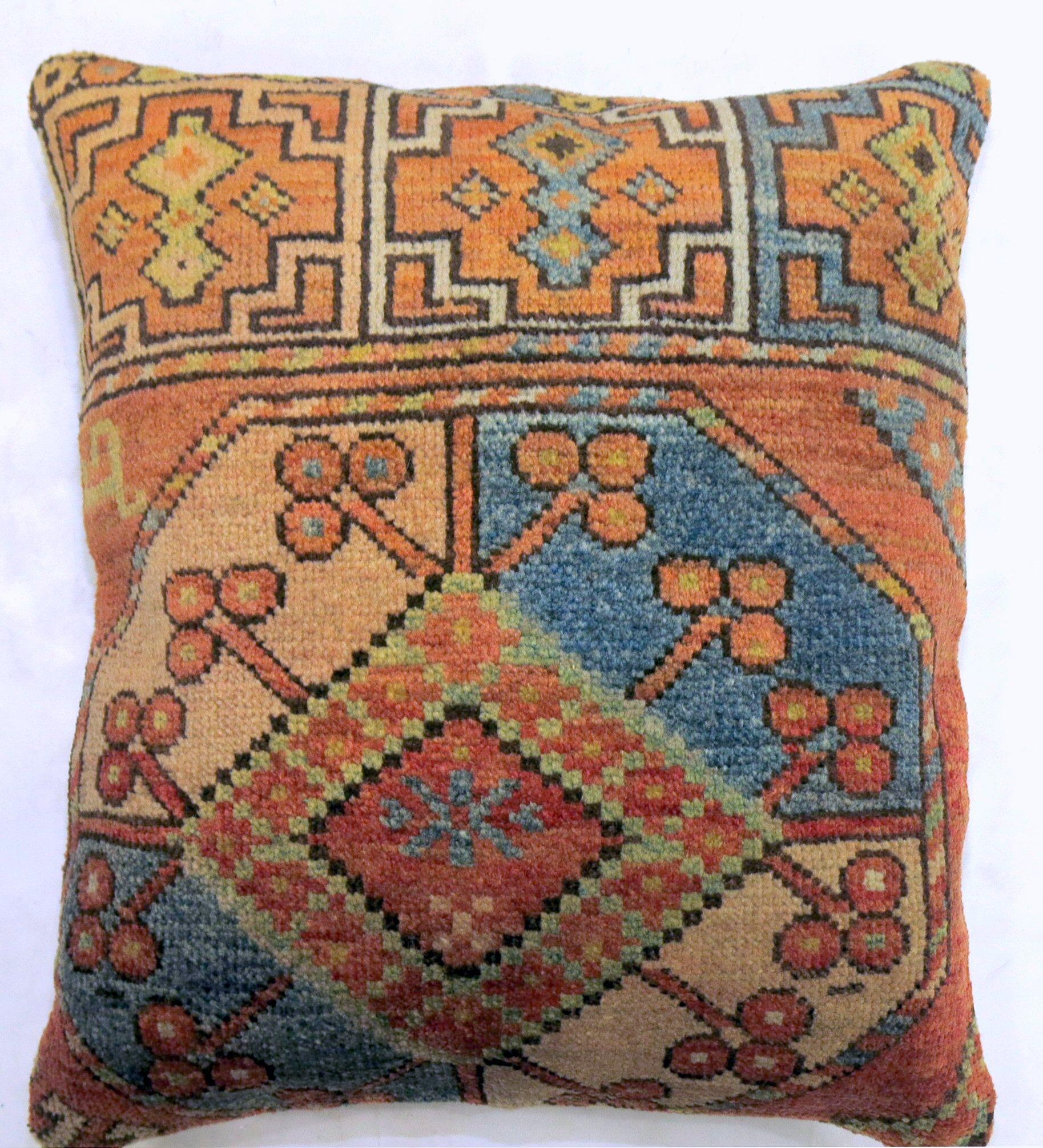 Cuscino ricavato da un antico tappeto Ersari del XIX secolo con retro in cotone e chiusura a cerniera.

Misure: 18'' x 20''