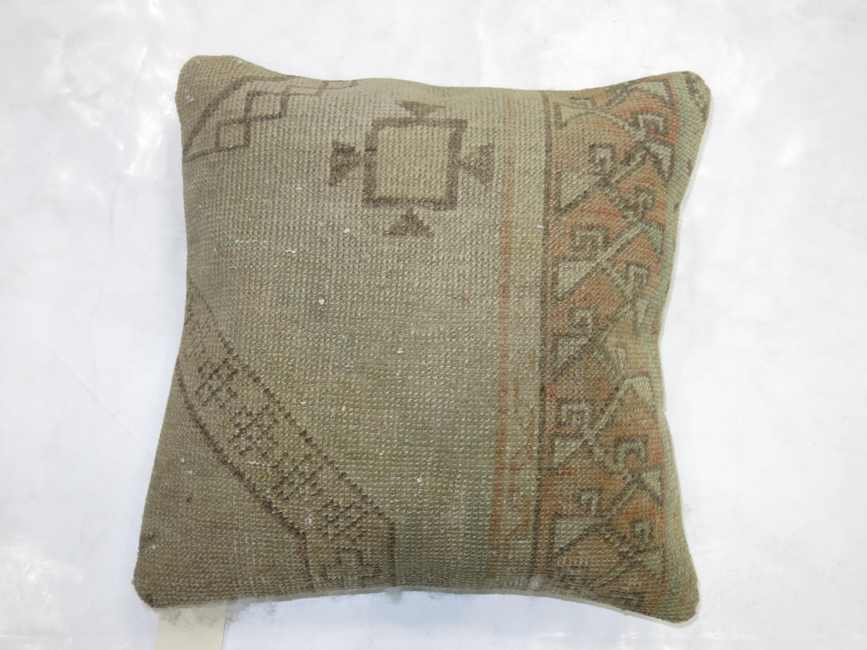 Shabby Chic Vintage Oushak-Teppich Kissen im Zustand „Gut“ im Angebot in New York, NY