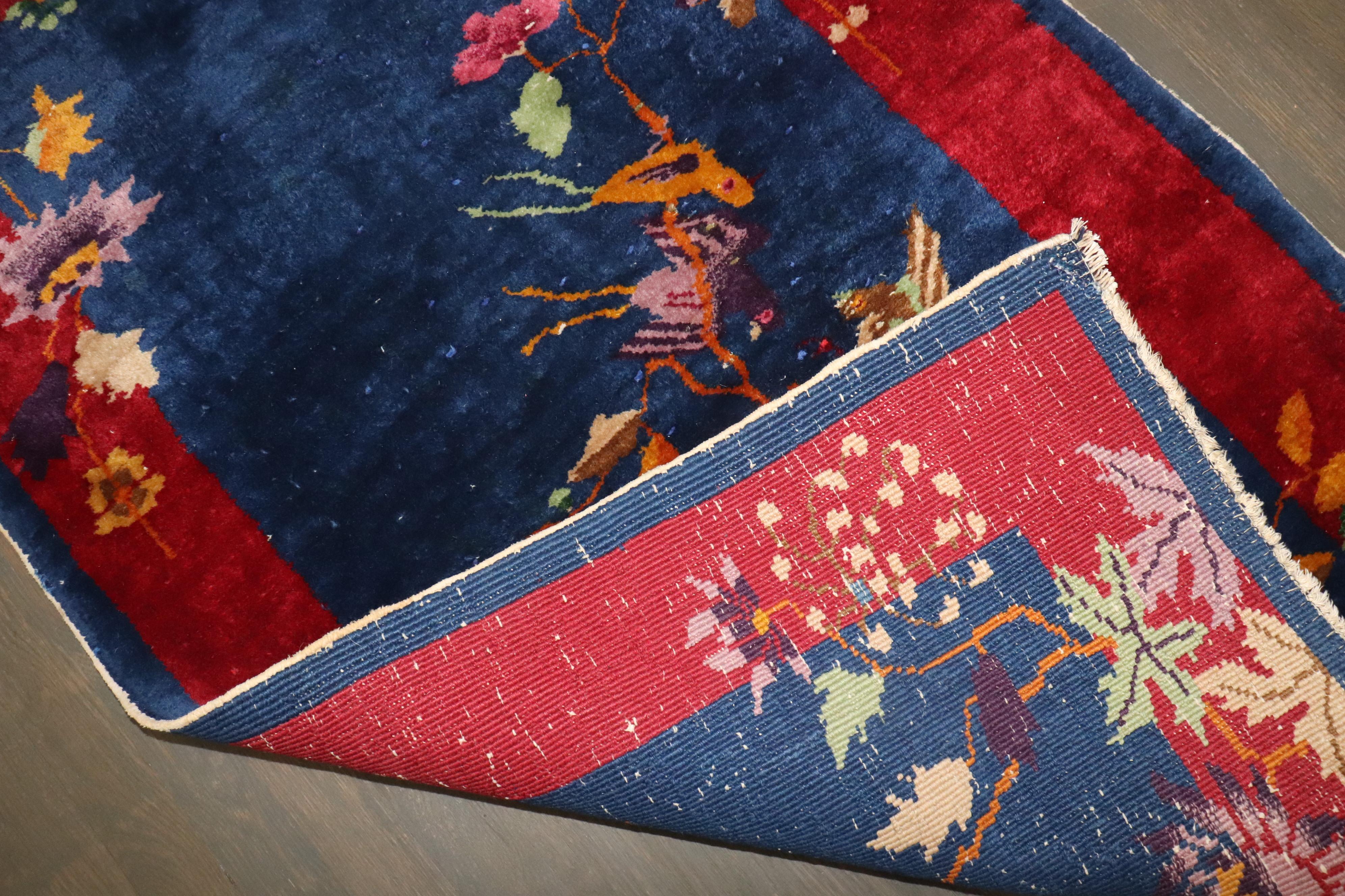 Un piccolo tappeto art déco firmato degli anni '40. La firma si trova nell'angolo inferiore di un bordo.

Dettagli
rug no.	j4510
dimensione	2' 8